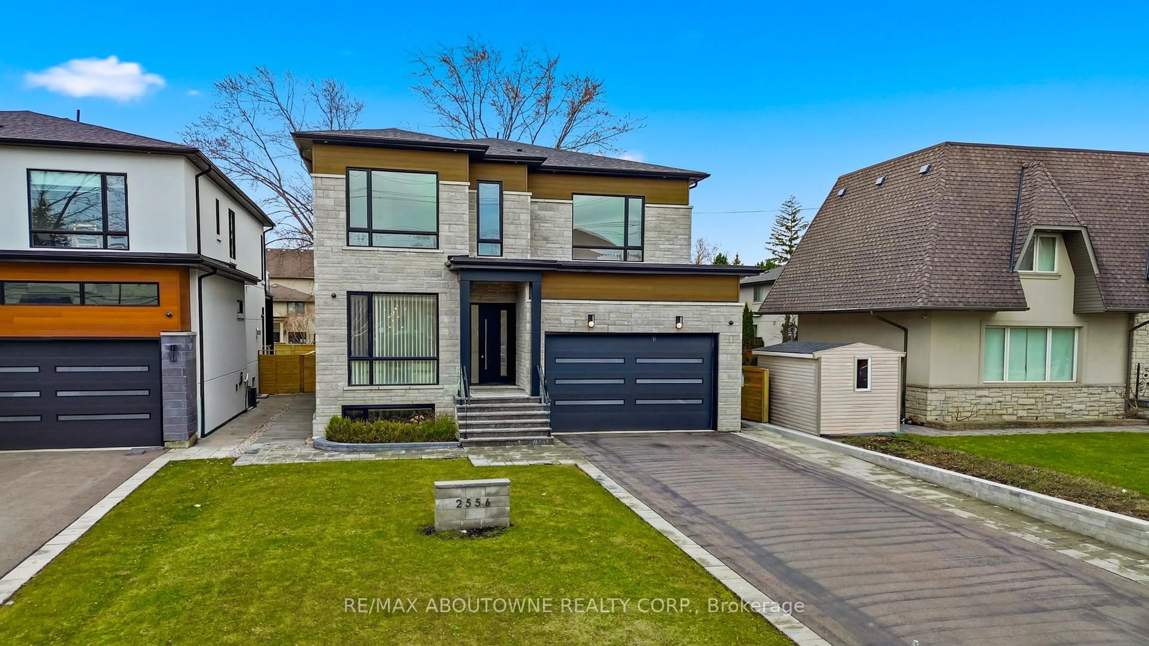 Home with brick exterior material, street for 2556 Glengarry Rd, Mississauga Ontario L5C 1Y3