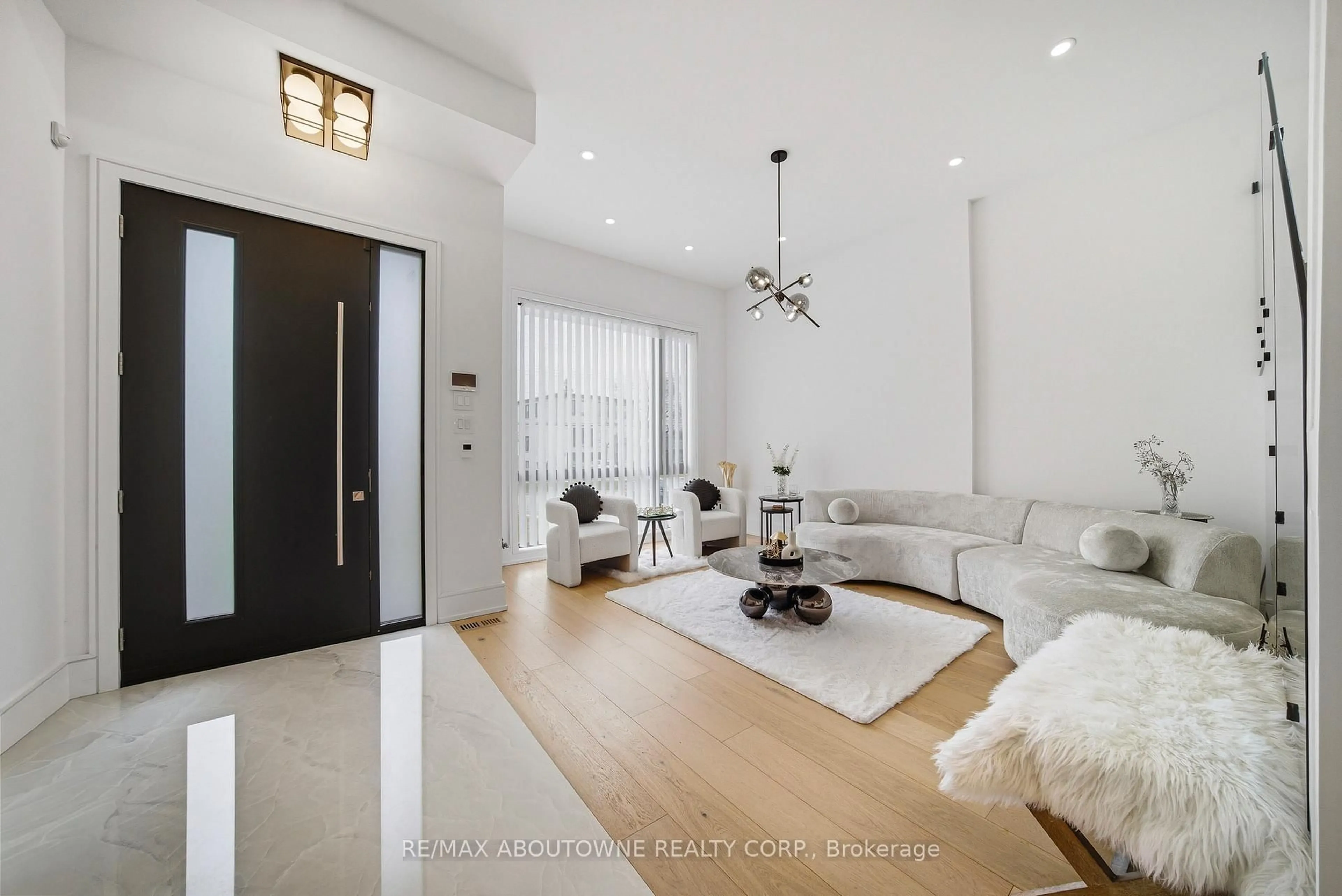 Unknown for 2556 Glengarry Rd, Mississauga Ontario L5C 1Y3