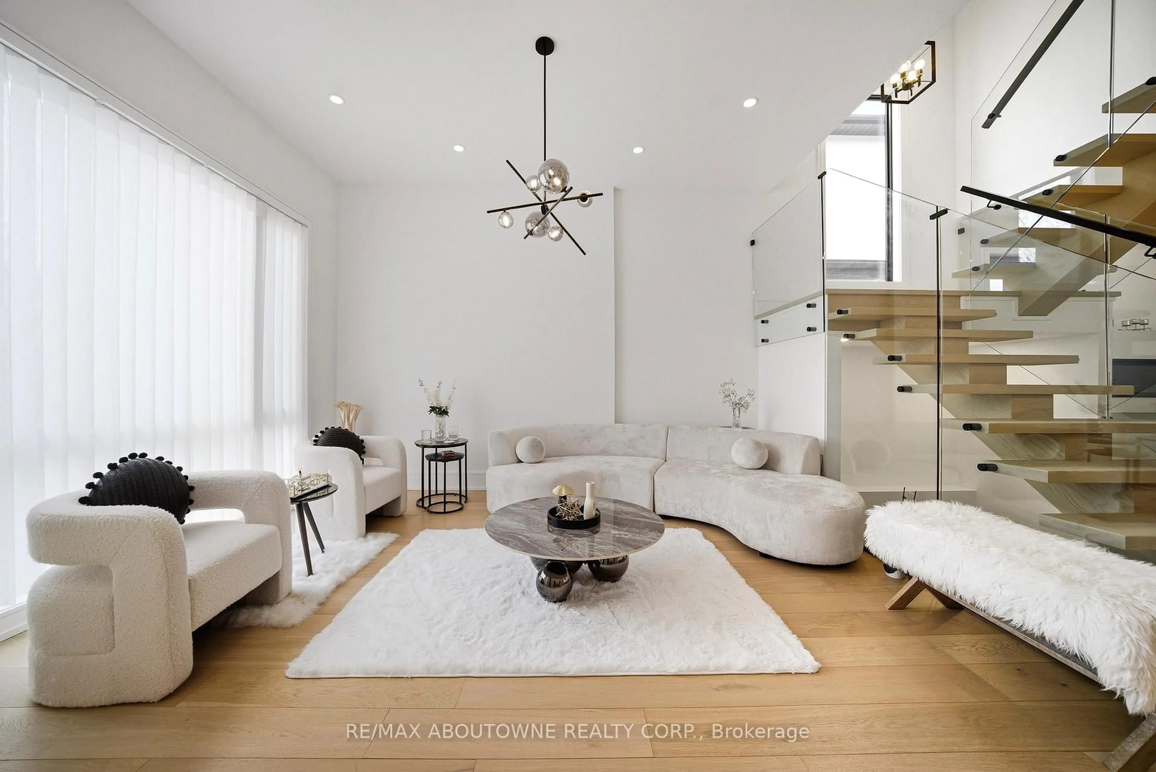 Living room with furniture, unknown for 2556 Glengarry Rd, Mississauga Ontario L5C 1Y3