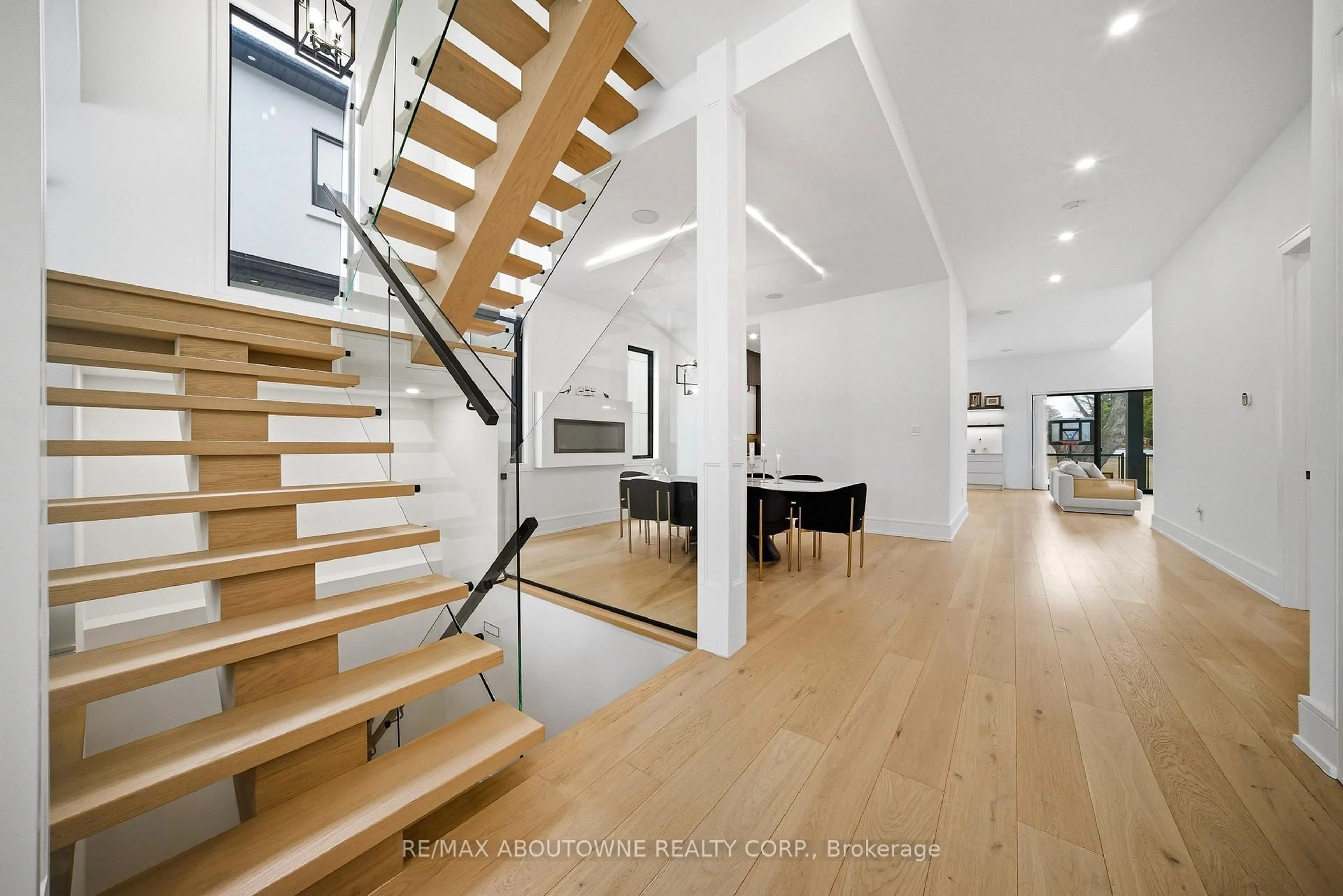 Unknown for 2556 Glengarry Rd, Mississauga Ontario L5C 1Y3