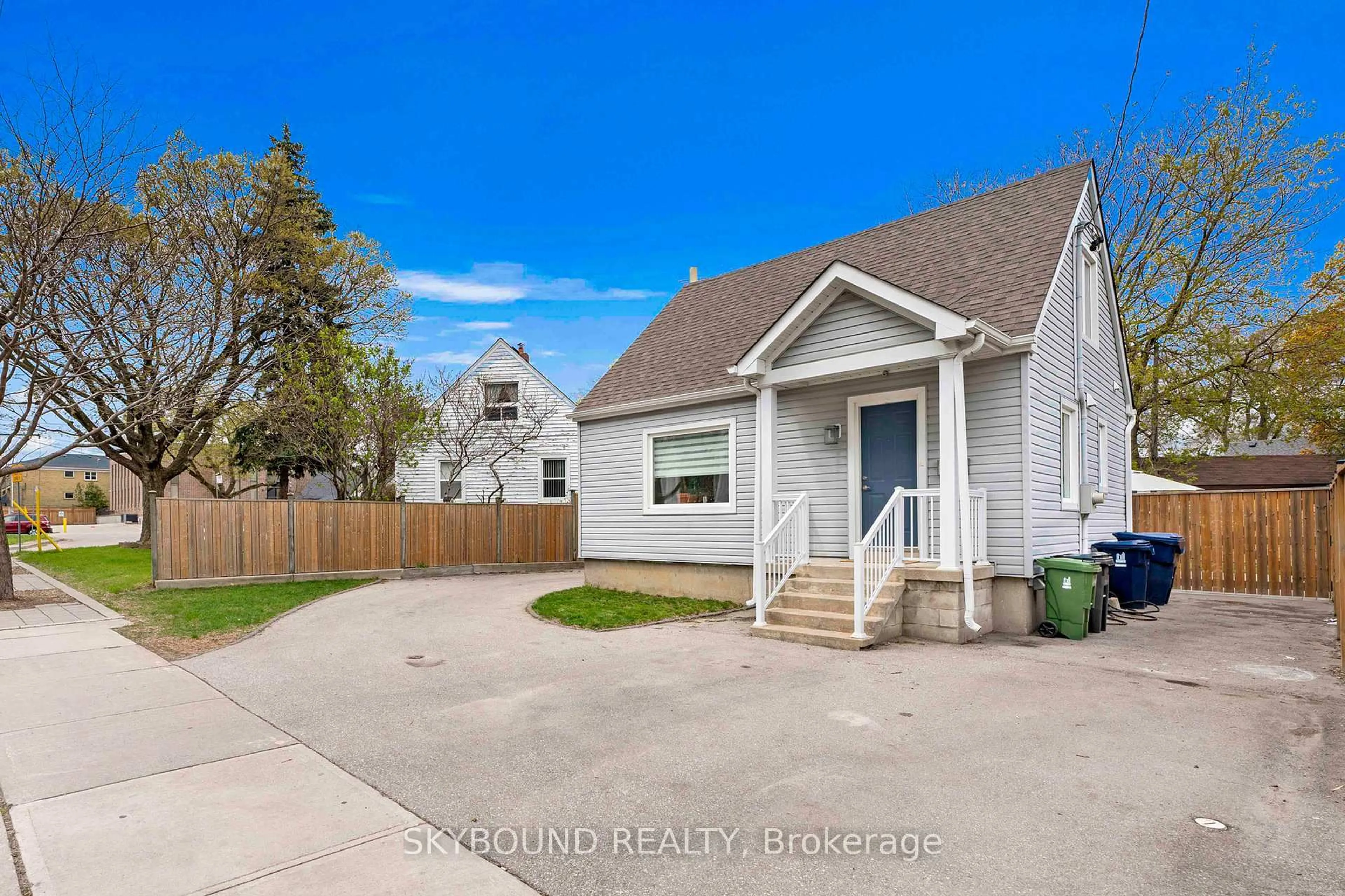 A pic from outside/outdoor area/front of a property/back of a property/a pic from drone, street for 790 The Queensway, Toronto Ontario M8Z 1N5