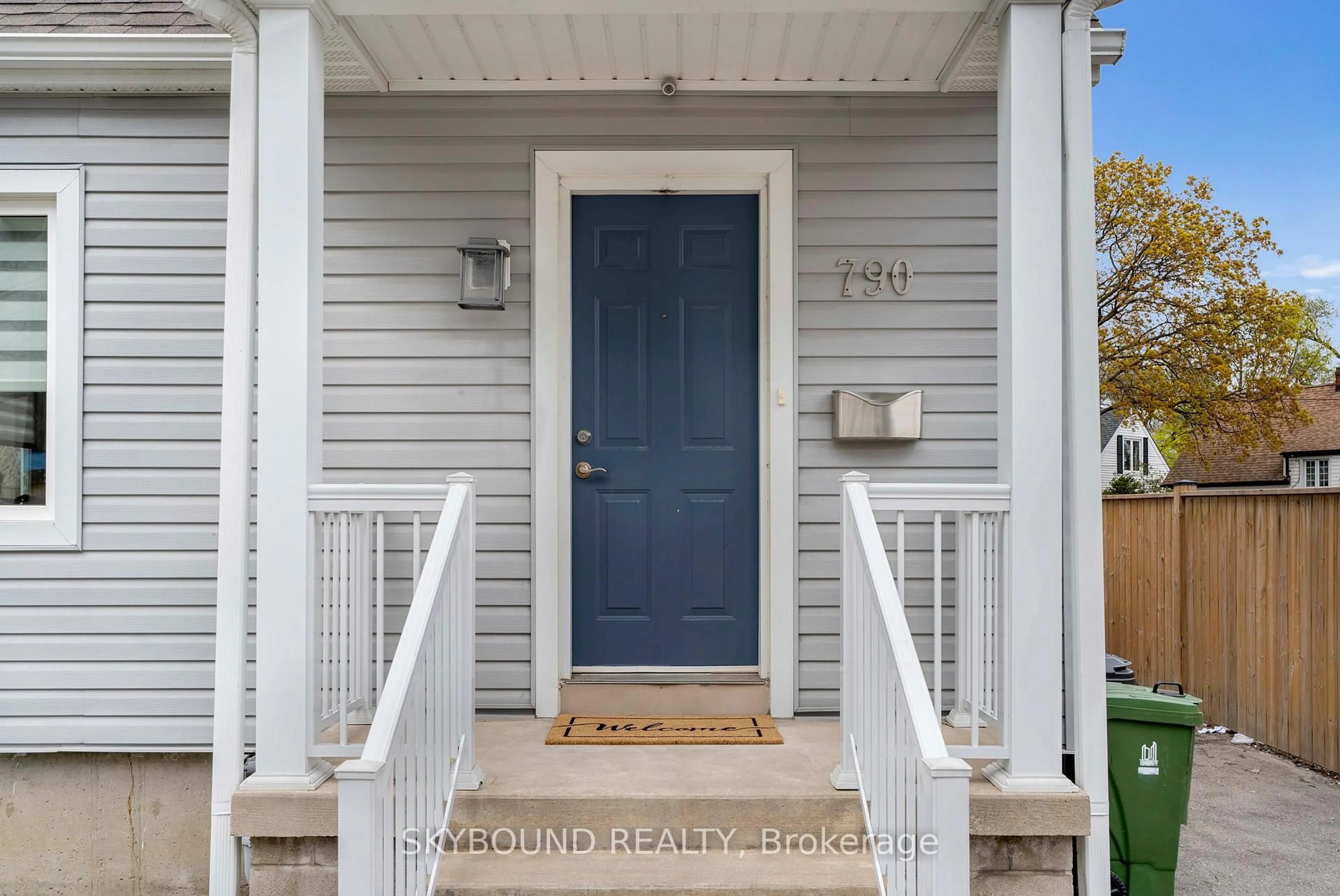 Indoor entryway for 790 The Queensway, Toronto Ontario M8Z 1N5