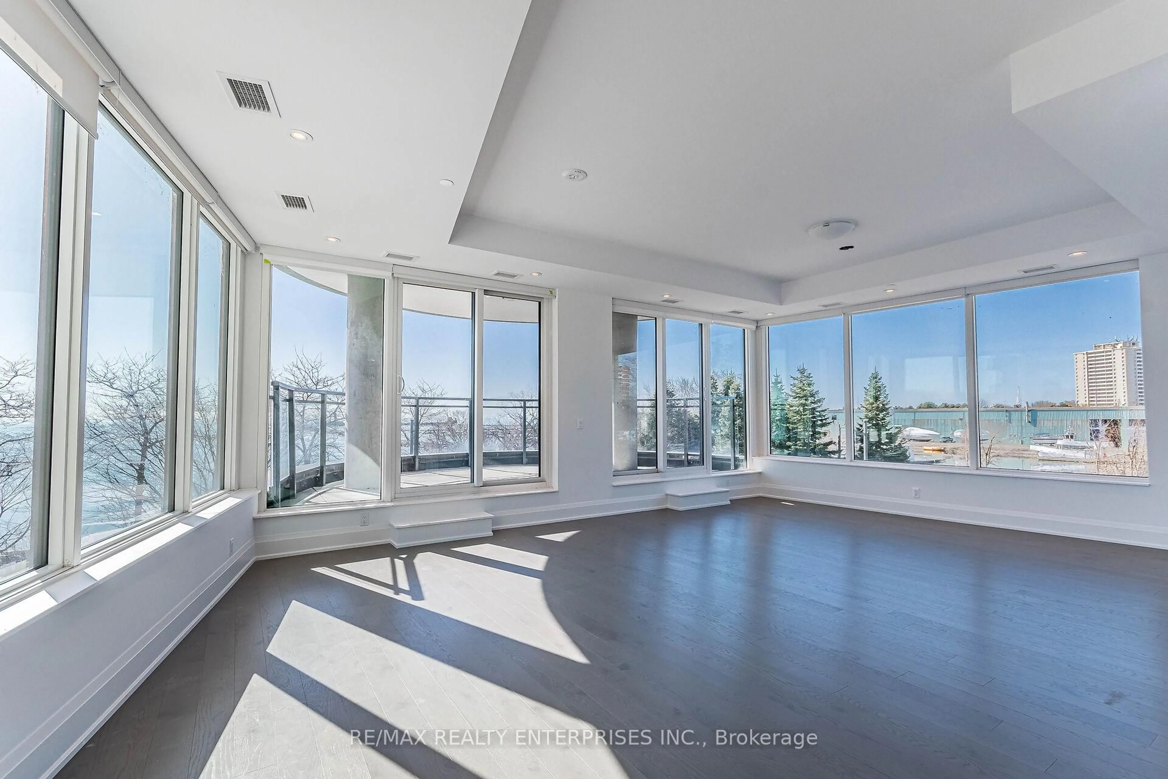 Unknown for 55 Port St #202, Mississauga Ontario L5G 4P3