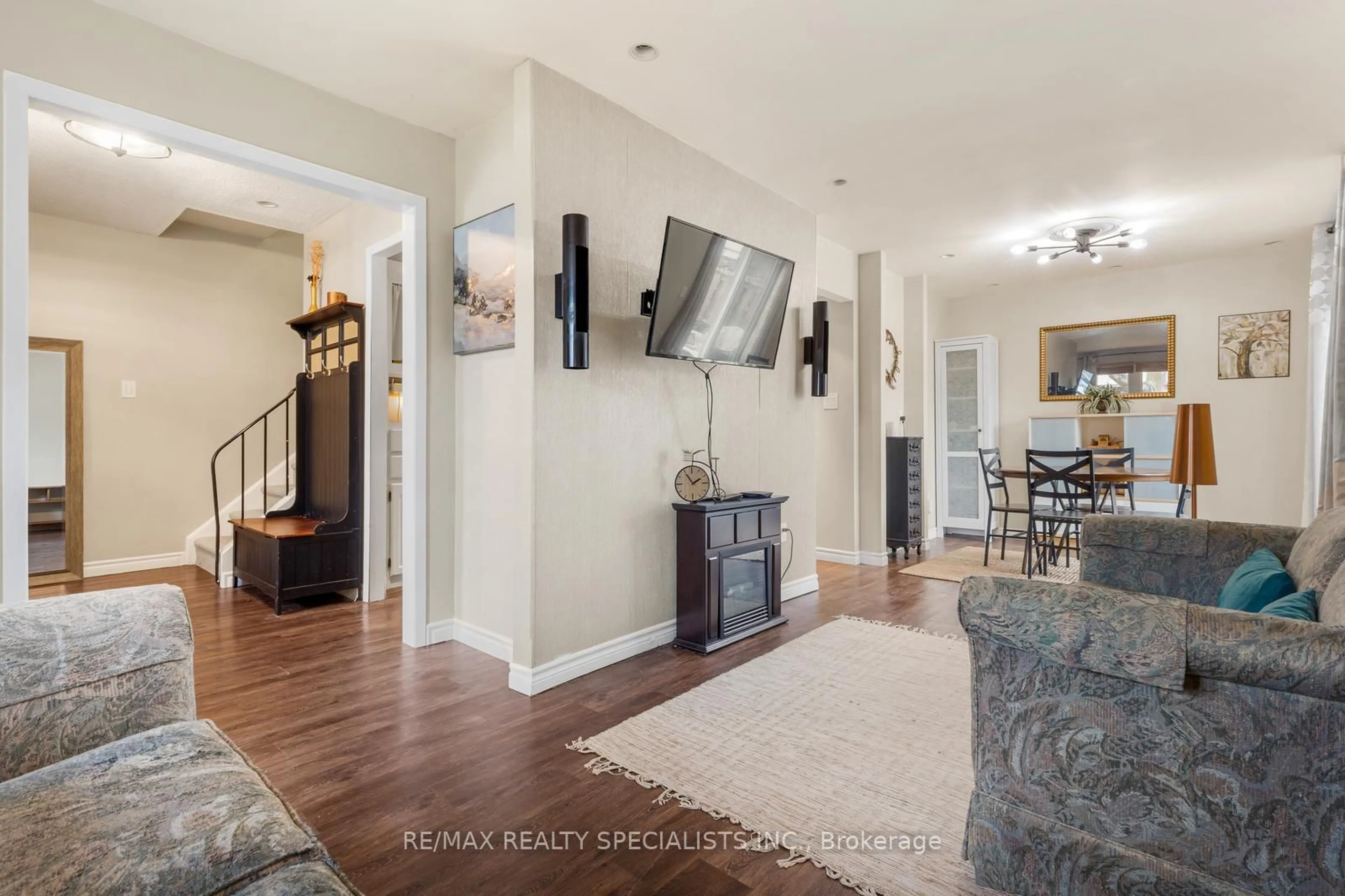 Indoor entryway for 6650 Falconer Dr #49, Mississauga Ontario L5N 1B5