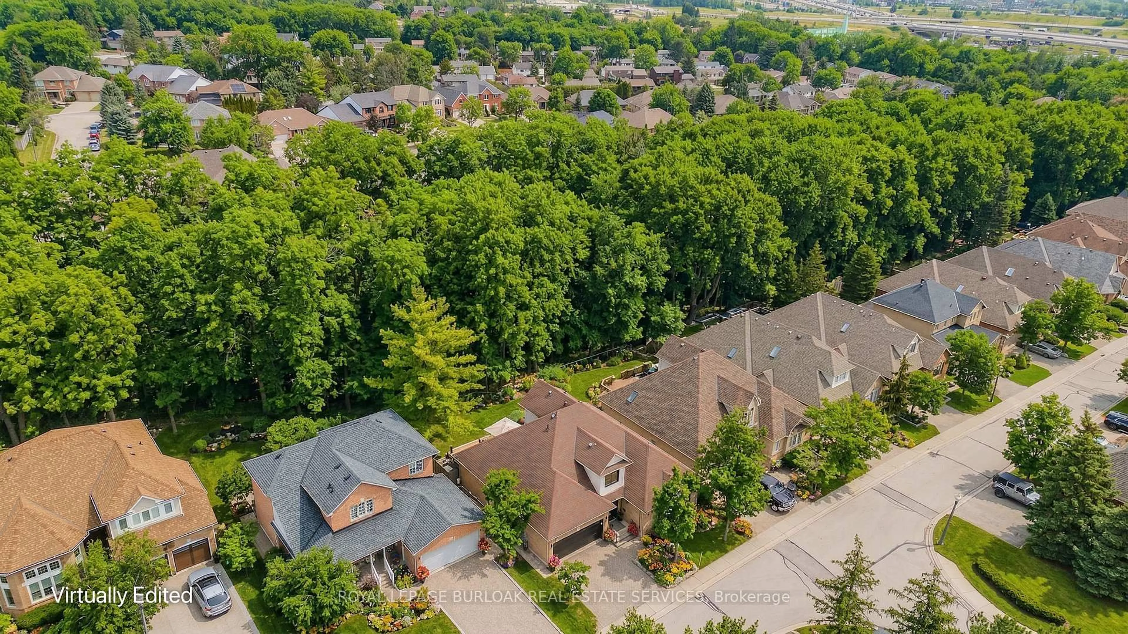 A pic from outside/outdoor area/front of a property/back of a property/a pic from drone, street for 1150 Skyview Dr #18, Burlington Ontario L7P 4X5
