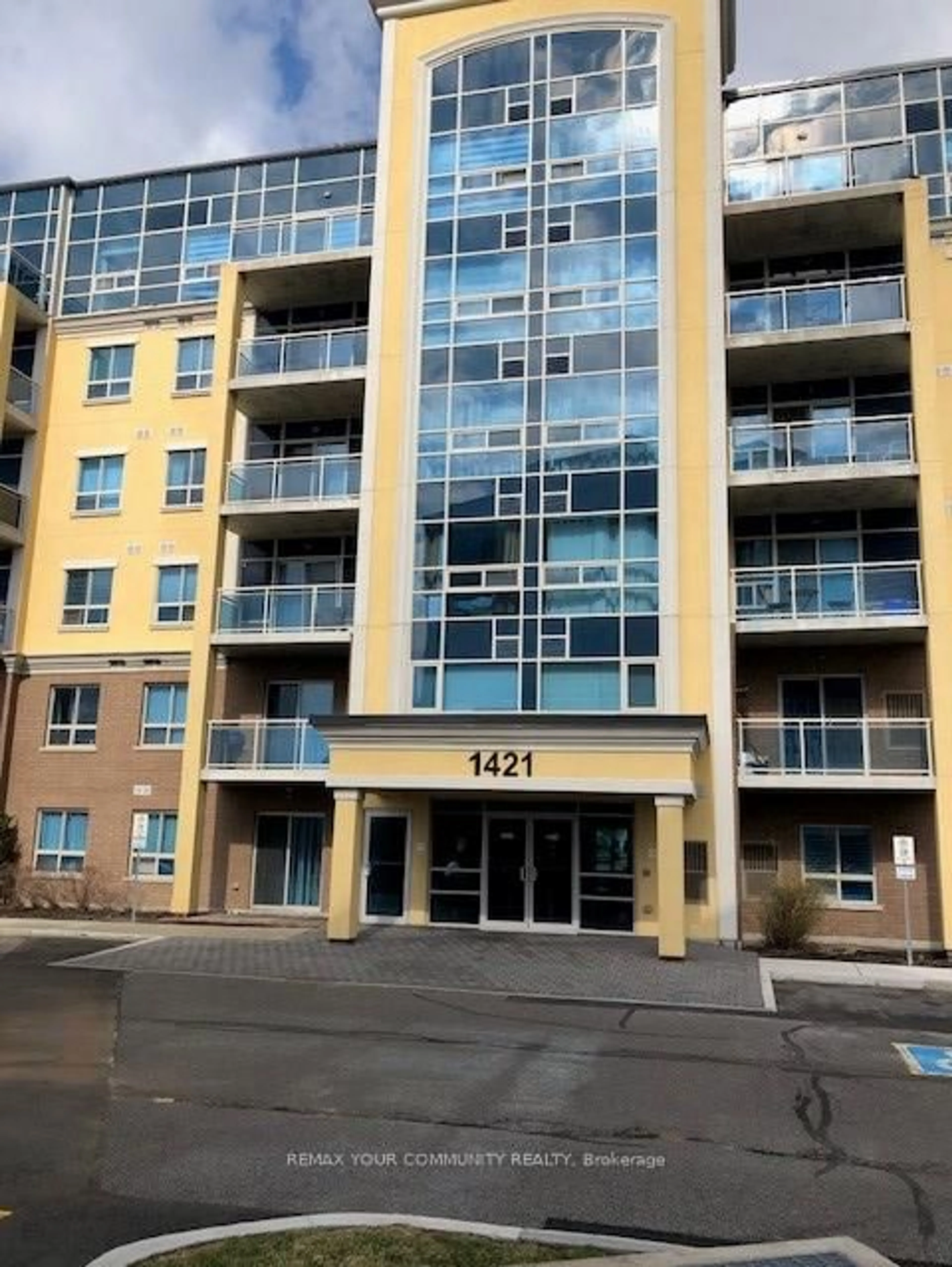 Indoor foyer for 1421 Costigan Rd #414, Milton Ontario L9T 2N4