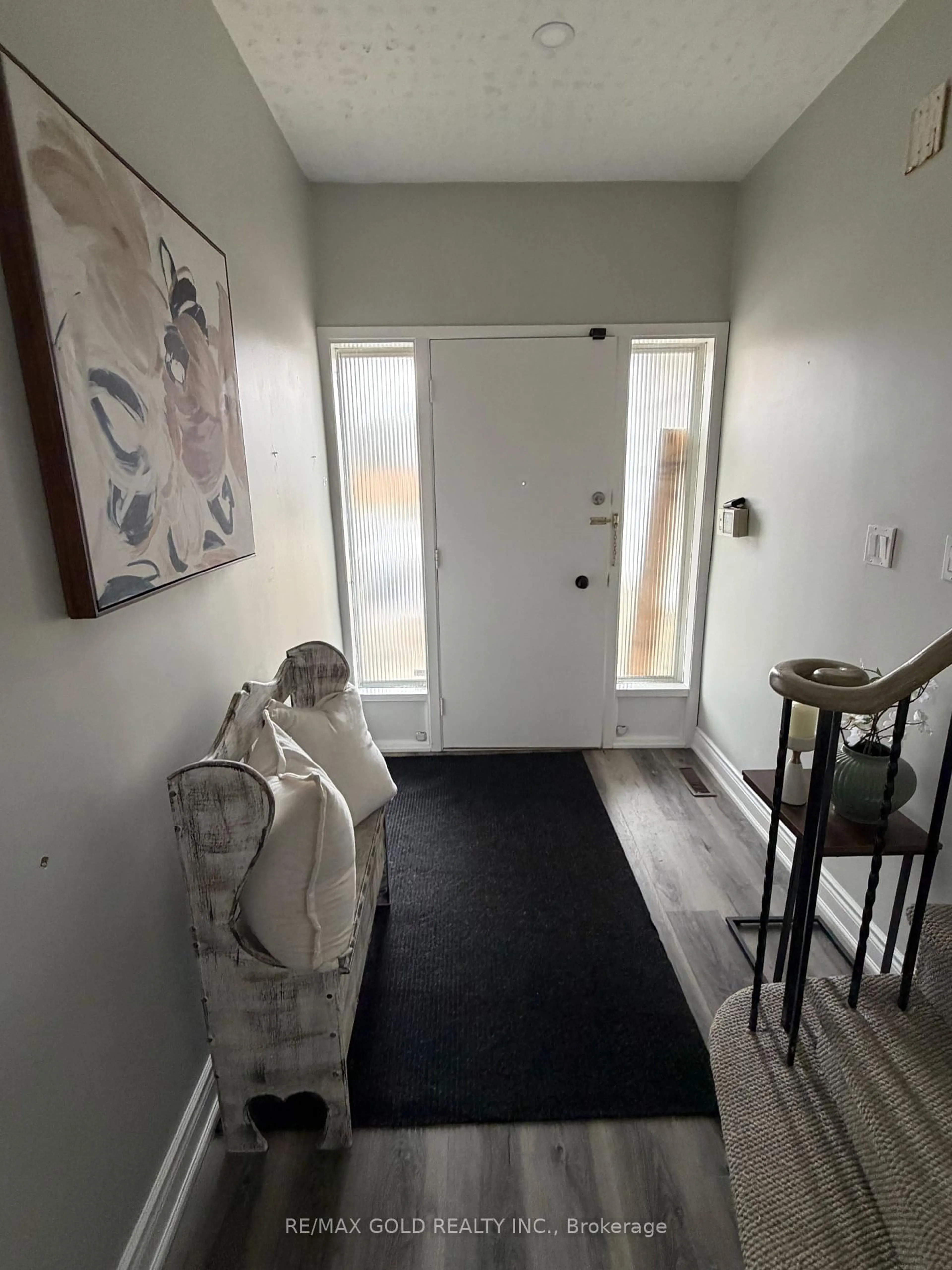 Indoor entryway for 70 Greystone Cres, Halton Hills Ontario L7G 1G9