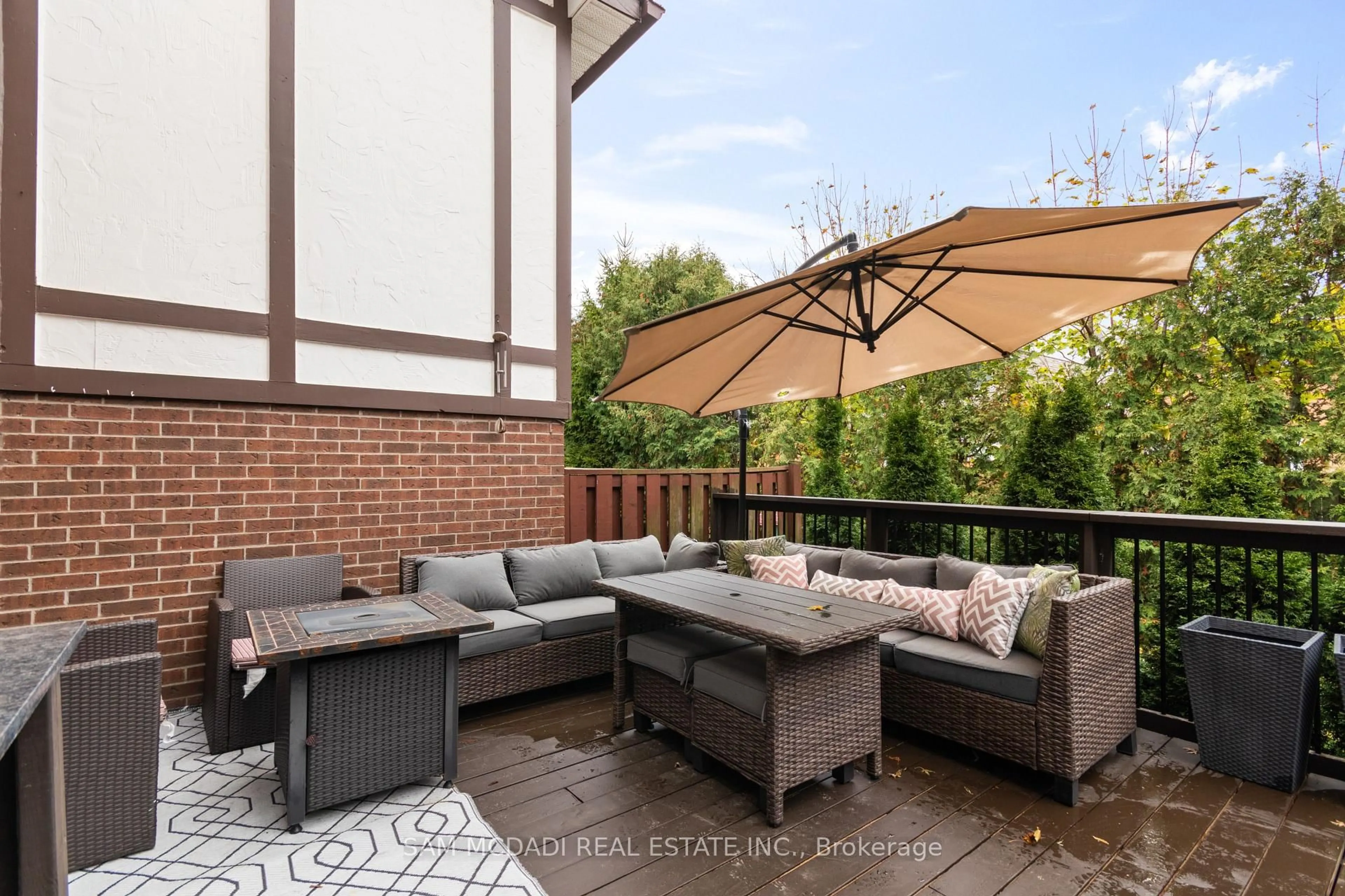 Patio, street for 4230 Fieldgate Dr #4, Mississauga Ontario L4W 2M5