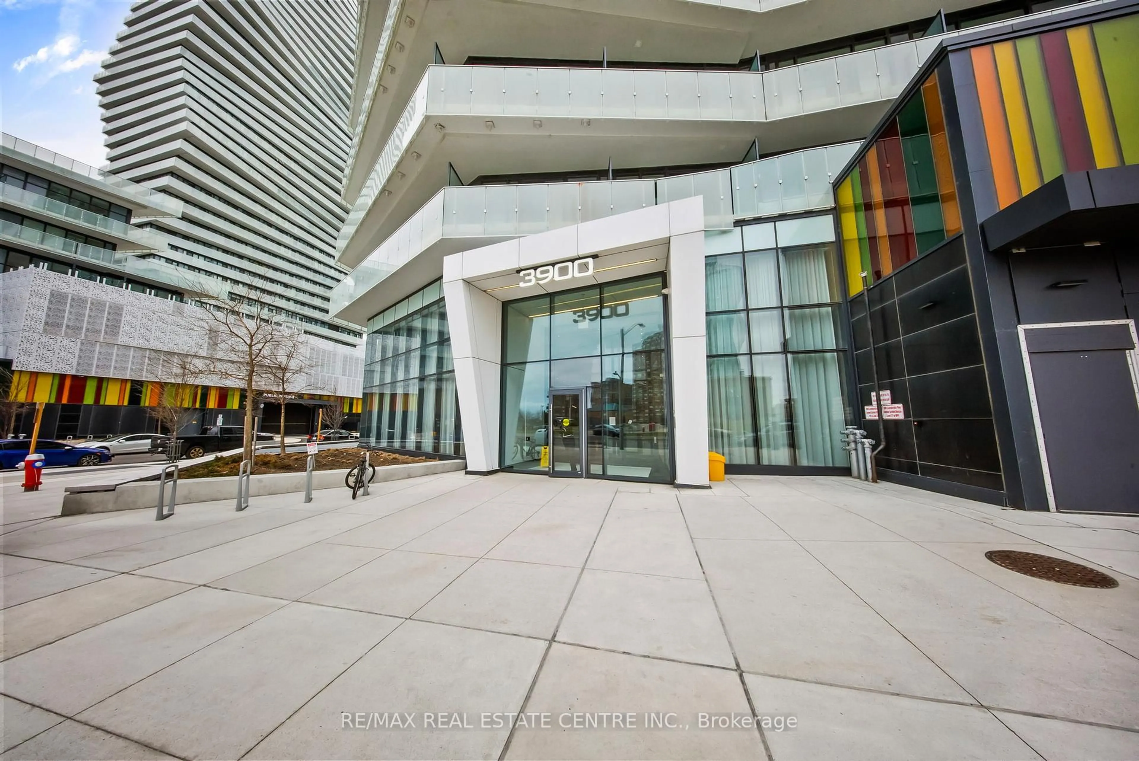 Indoor foyer for 3900 Confederation Pkwy #215, Mississauga Ontario L5B 0M3