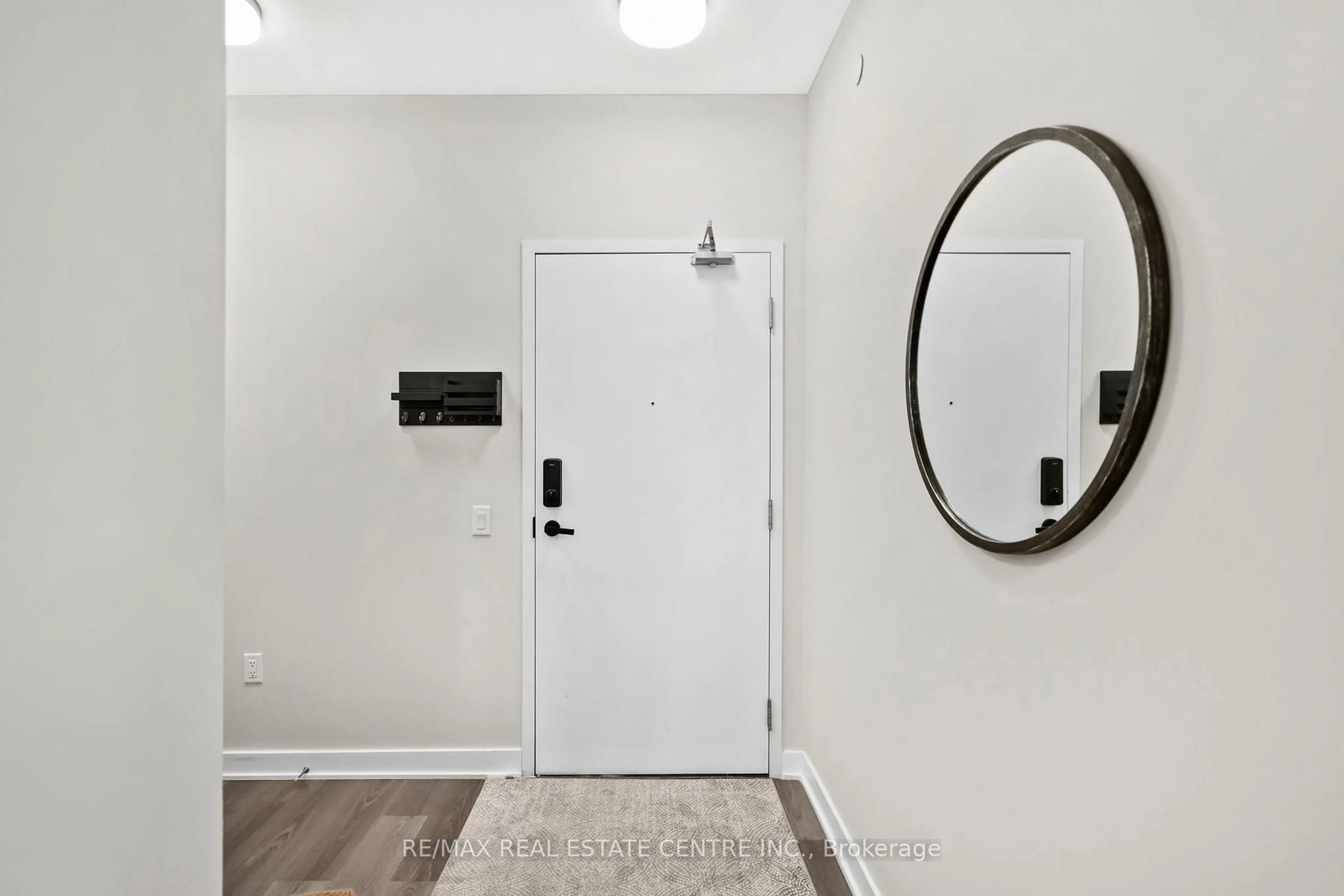 Indoor entryway for 3900 Confederation Pkwy #215, Mississauga Ontario L5B 0M3