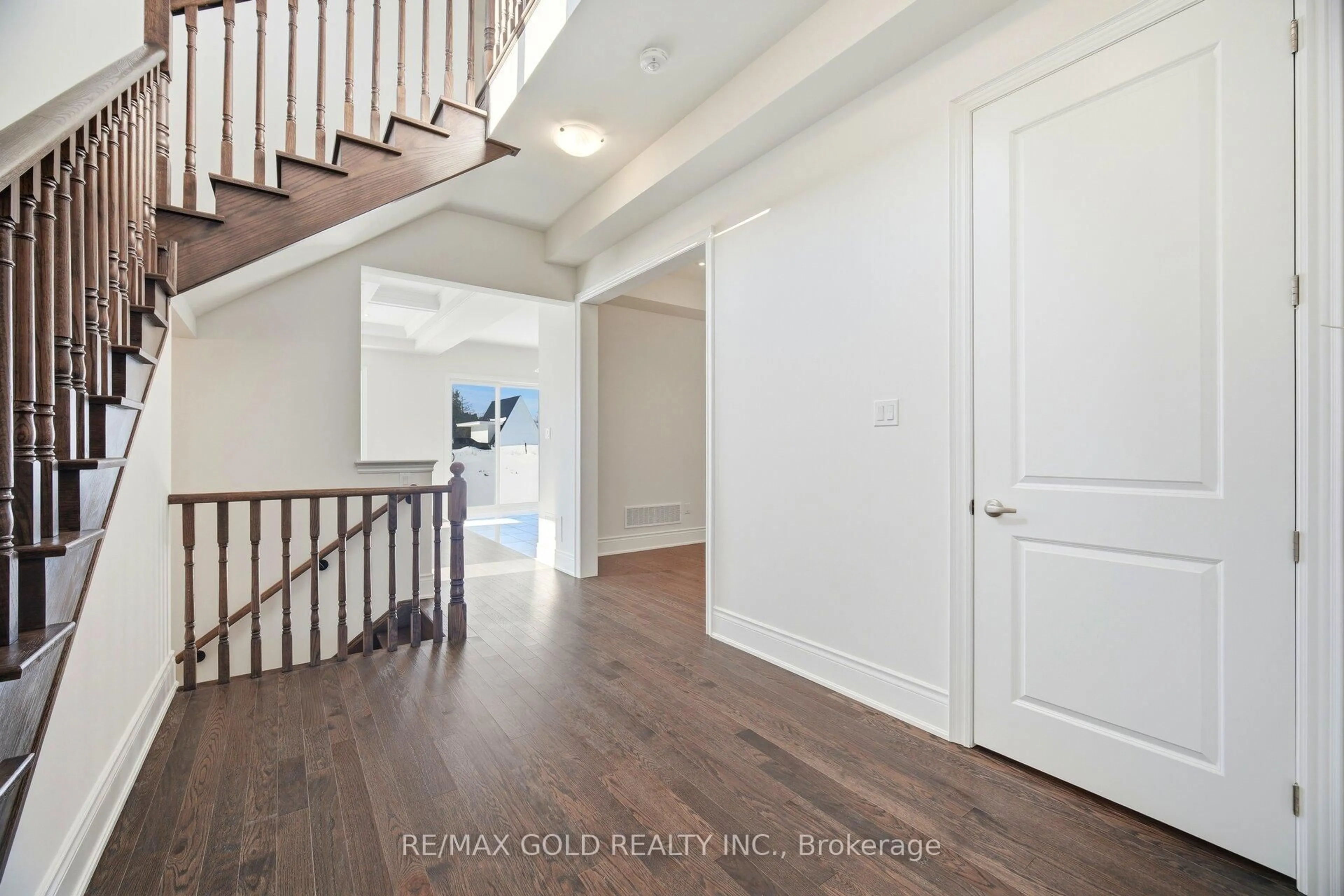 Indoor entryway for 32 Addison St, Caledon Ontario L7C 4N2