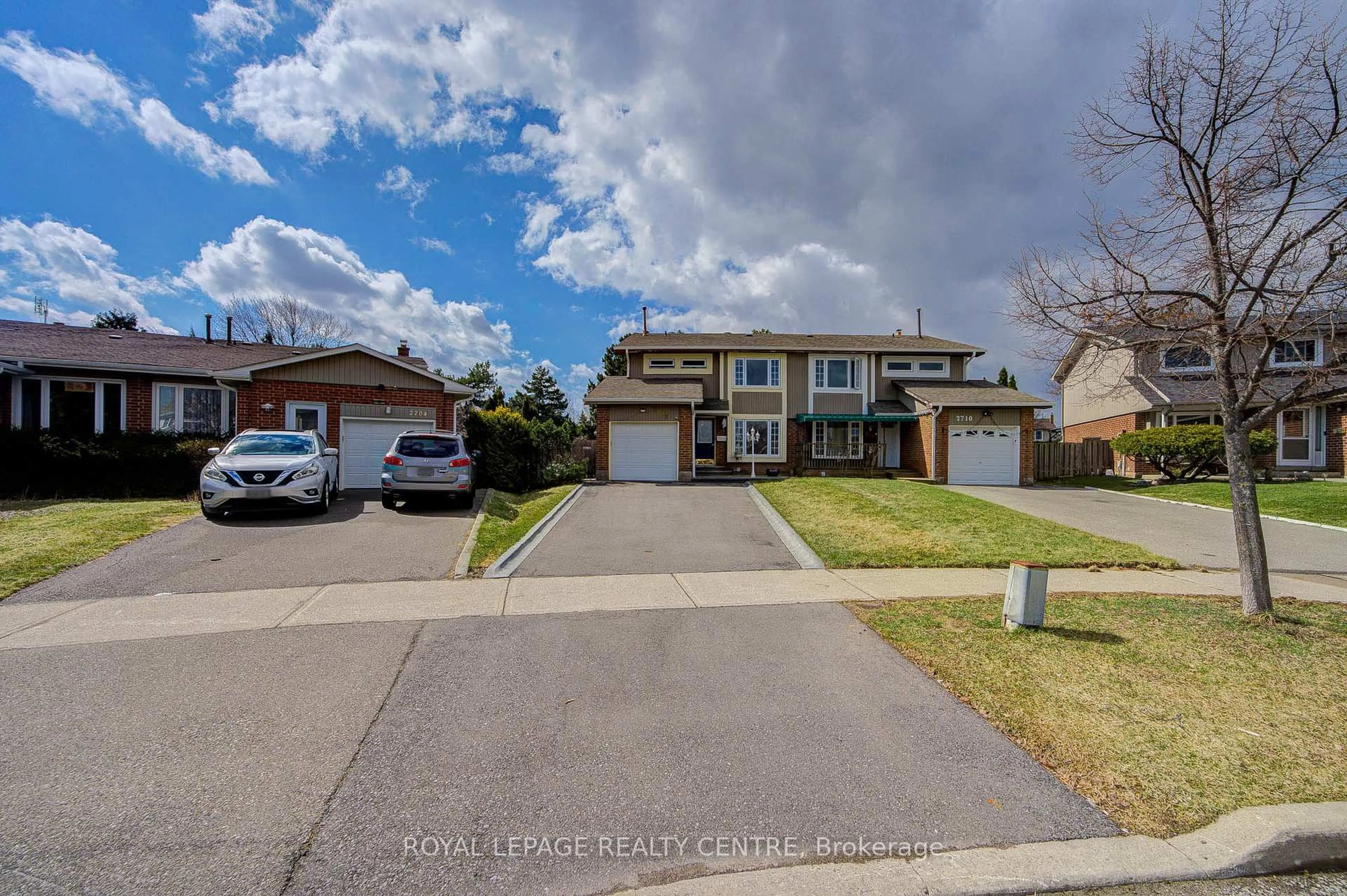 A pic from outside/outdoor area/front of a property/back of a property/a pic from drone, street for 2708 Los Palmas Crt, Mississauga Ontario L5N 2G7