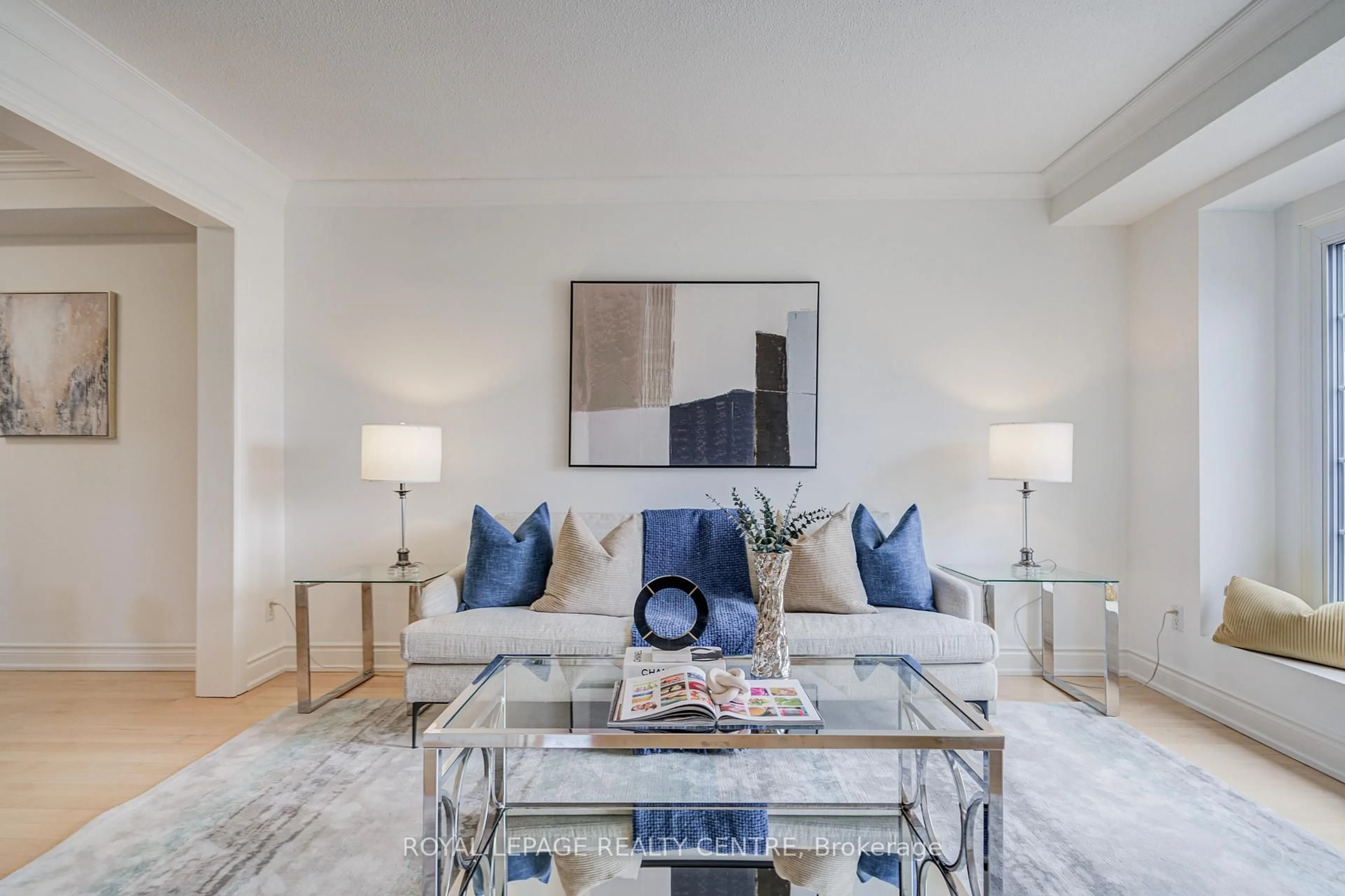 Living room with furniture, unknown for 2708 Los Palmas Crt, Mississauga Ontario L5N 2G7