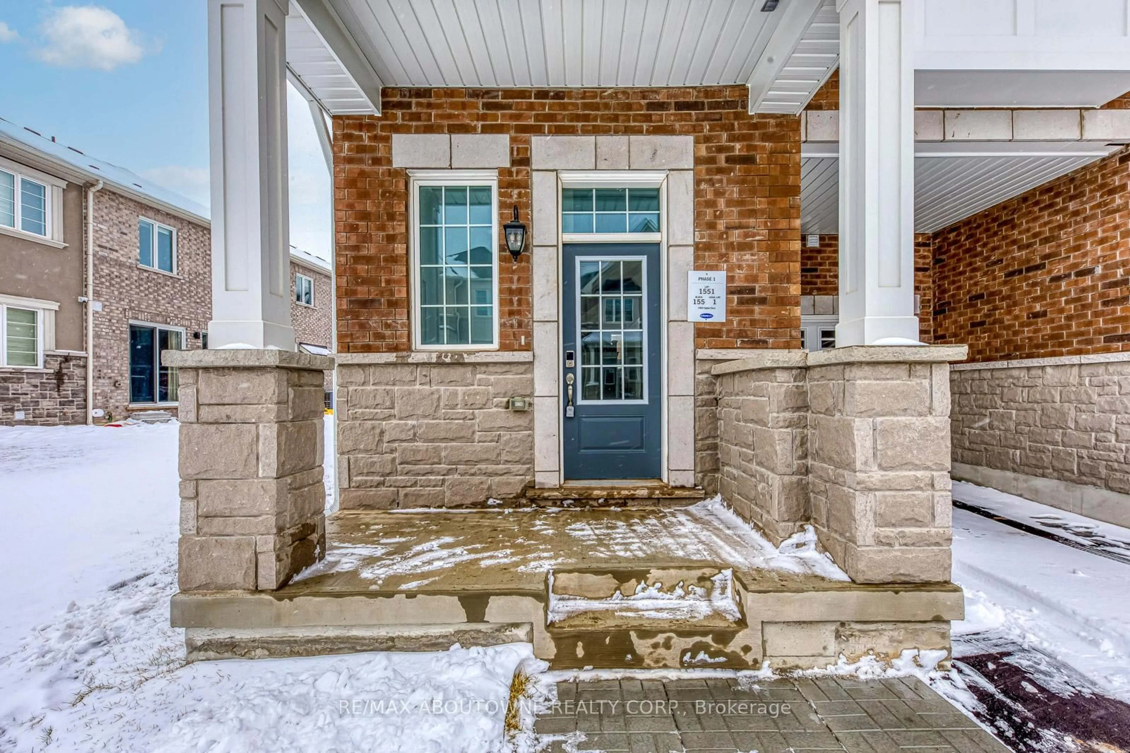 Indoor entryway for 1363 Copley Crt, Milton Ontario L9E 2E7