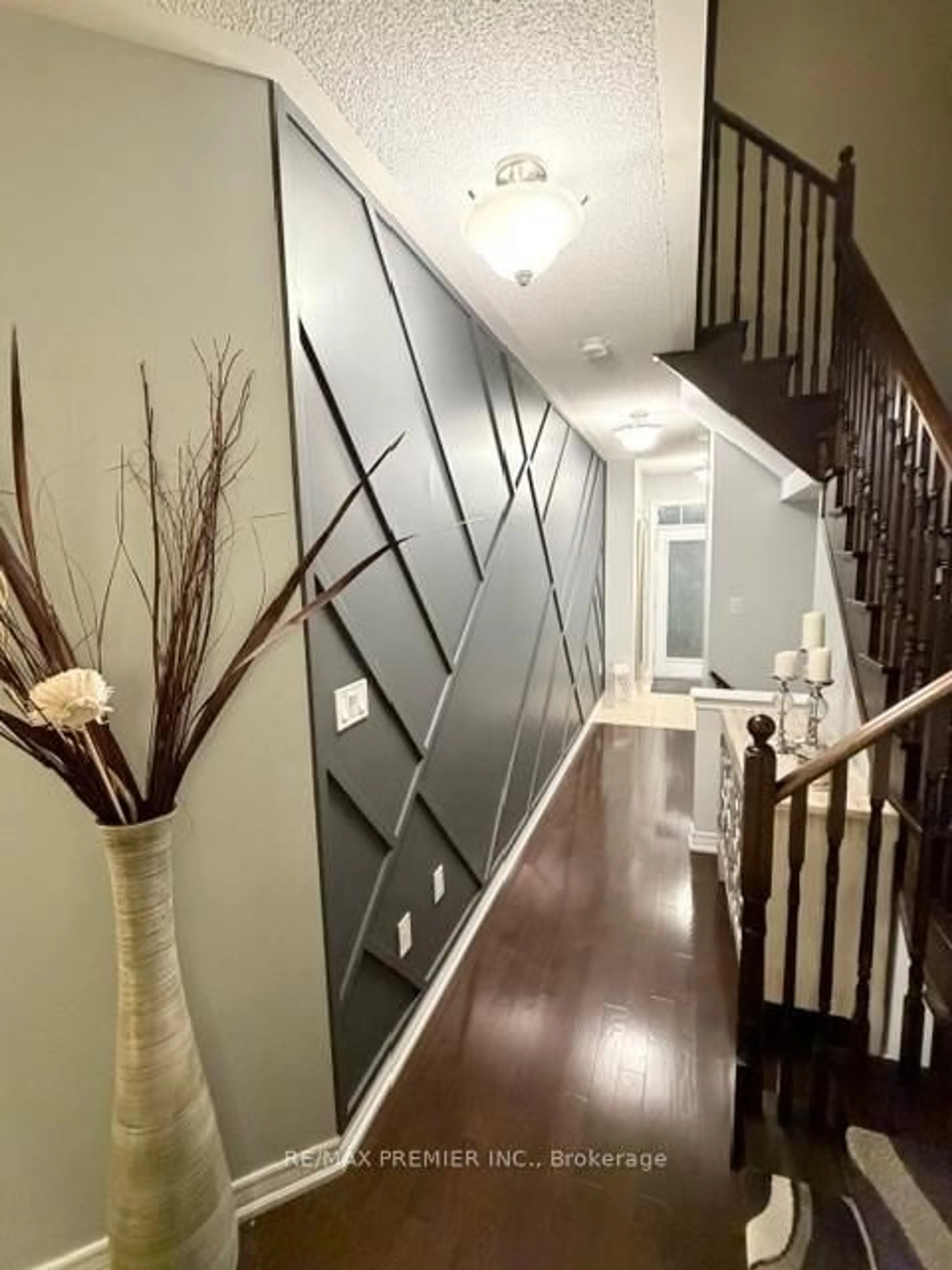 Indoor entryway for 82 Chesterwood Cres, Brampton Ontario L6Y 0Z5
