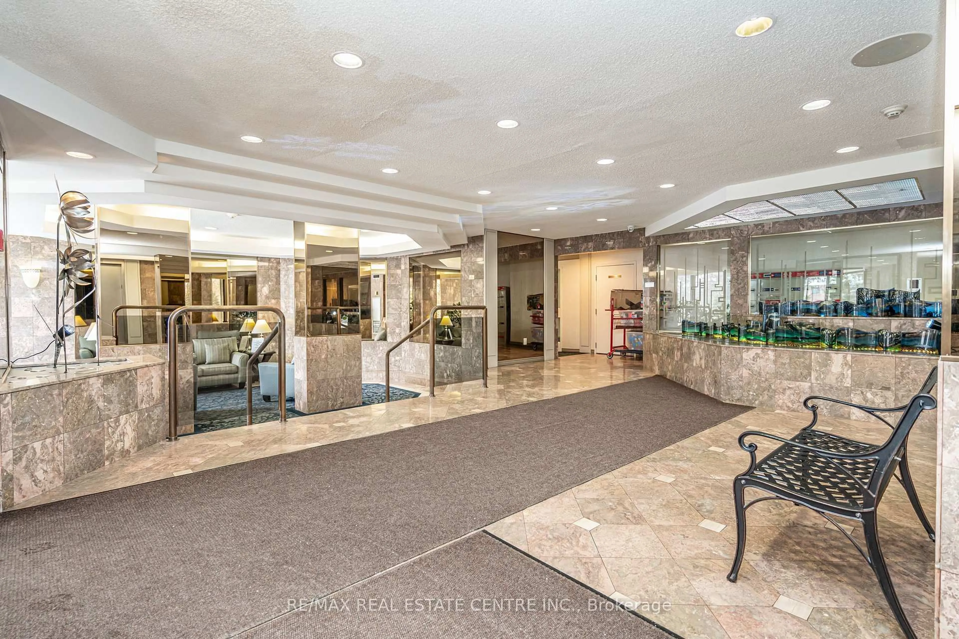 Indoor foyer for 20 Cherrytree Dr #806, Brampton Ontario L6Y 3V1