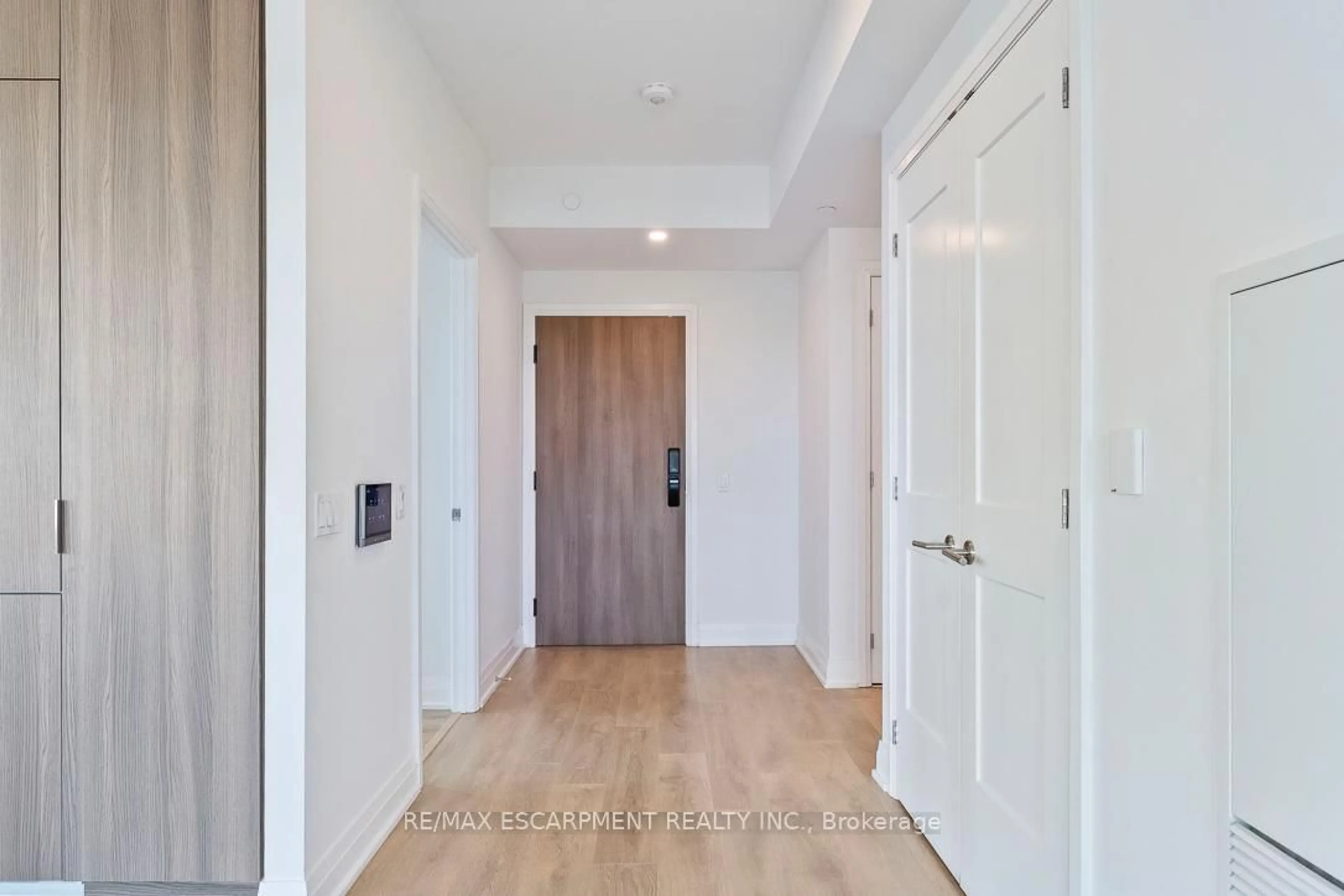 Indoor entryway for 21 Park St #1012, Mississauga Ontario L5G 0C2