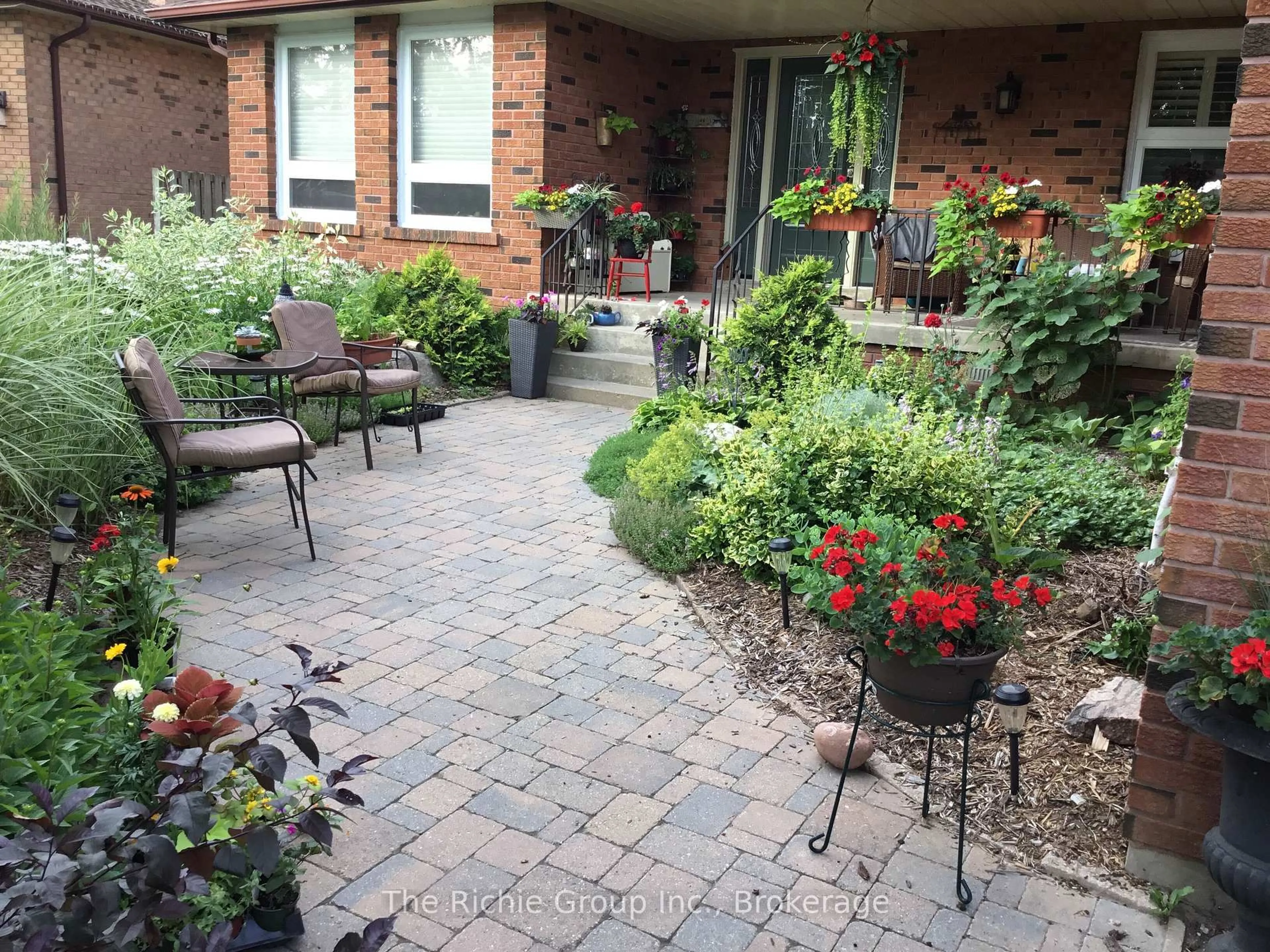 Patio, street for 75 Marilyn St, Caledon Ontario L7C 1H7