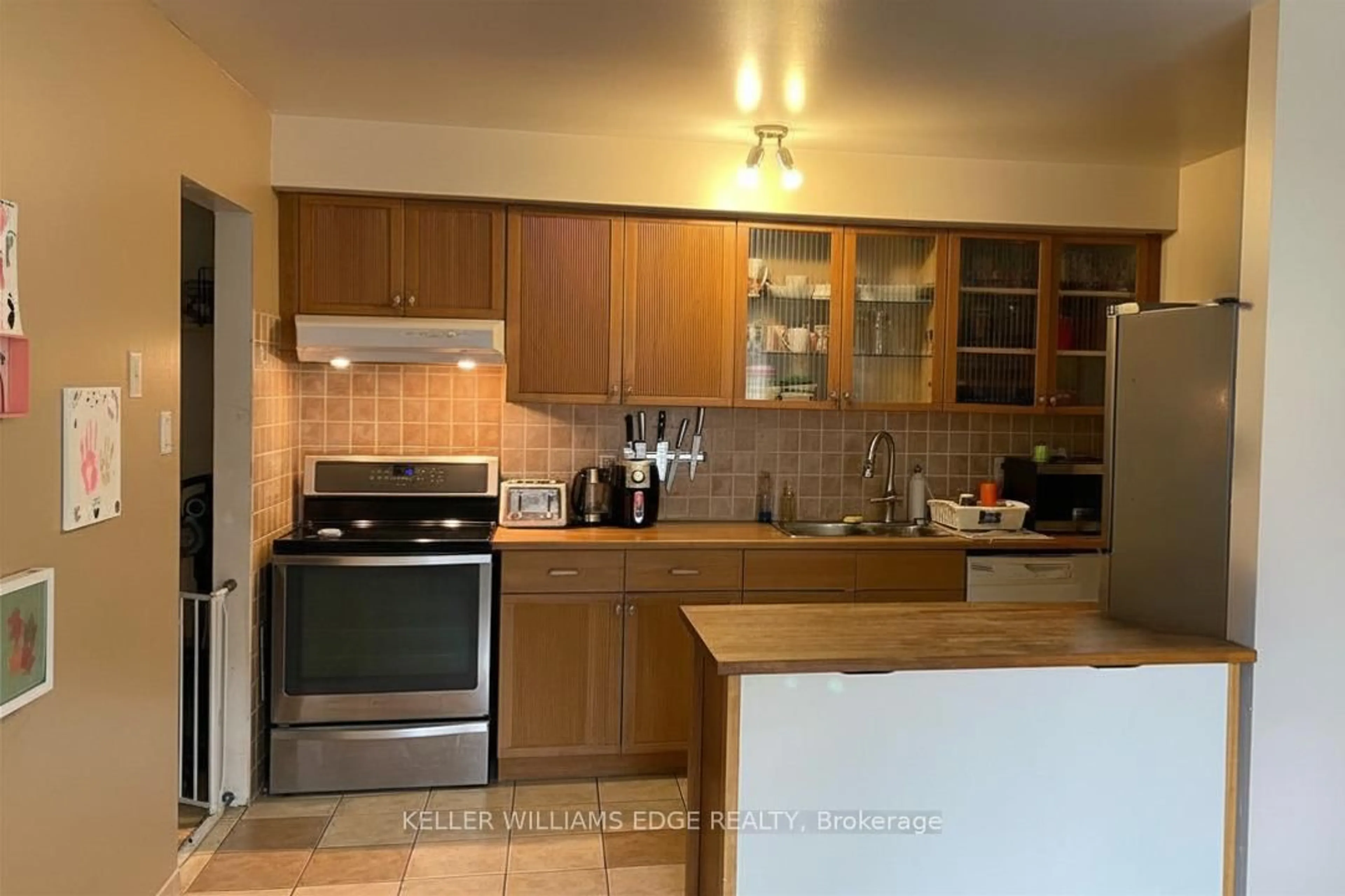Standard kitchen, unknown for 4026 Longmoor Dr #12, Burlington Ontario L7L 1X2