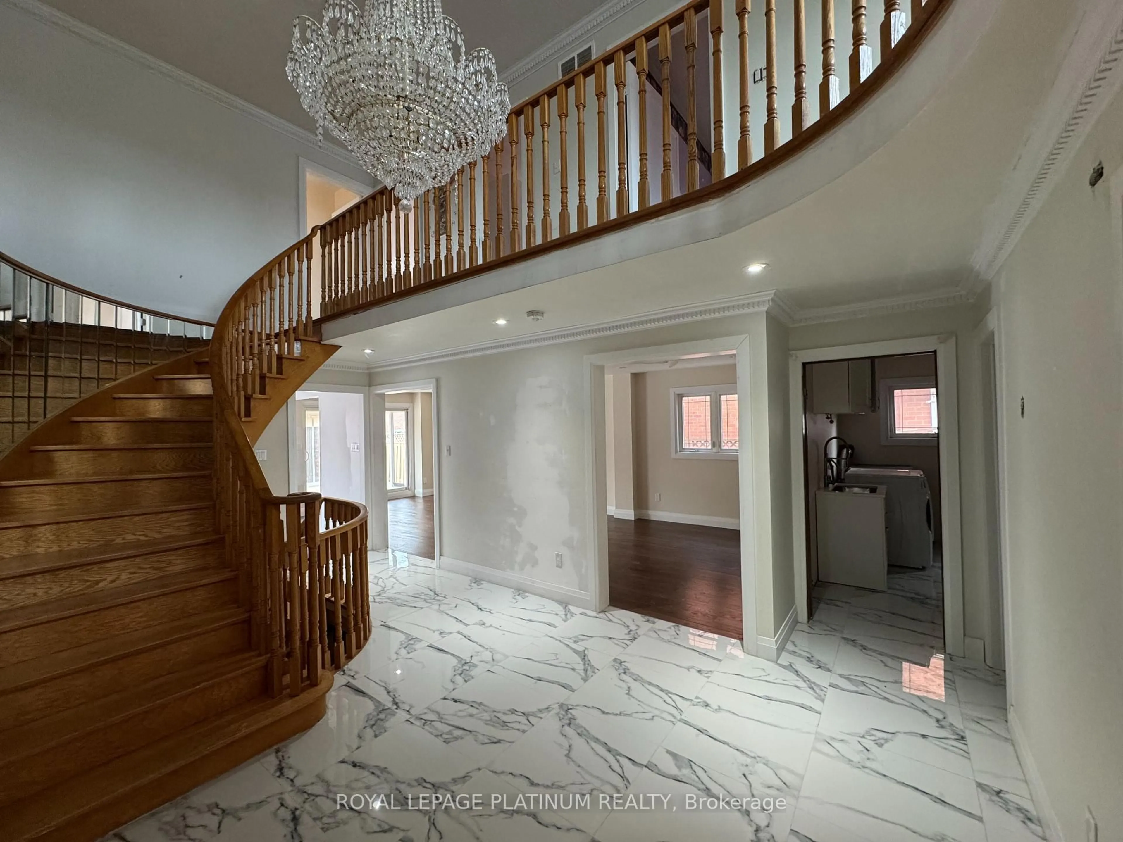 Indoor foyer for 60 Brookfield Crt, Brampton Ontario L6Y 4K4