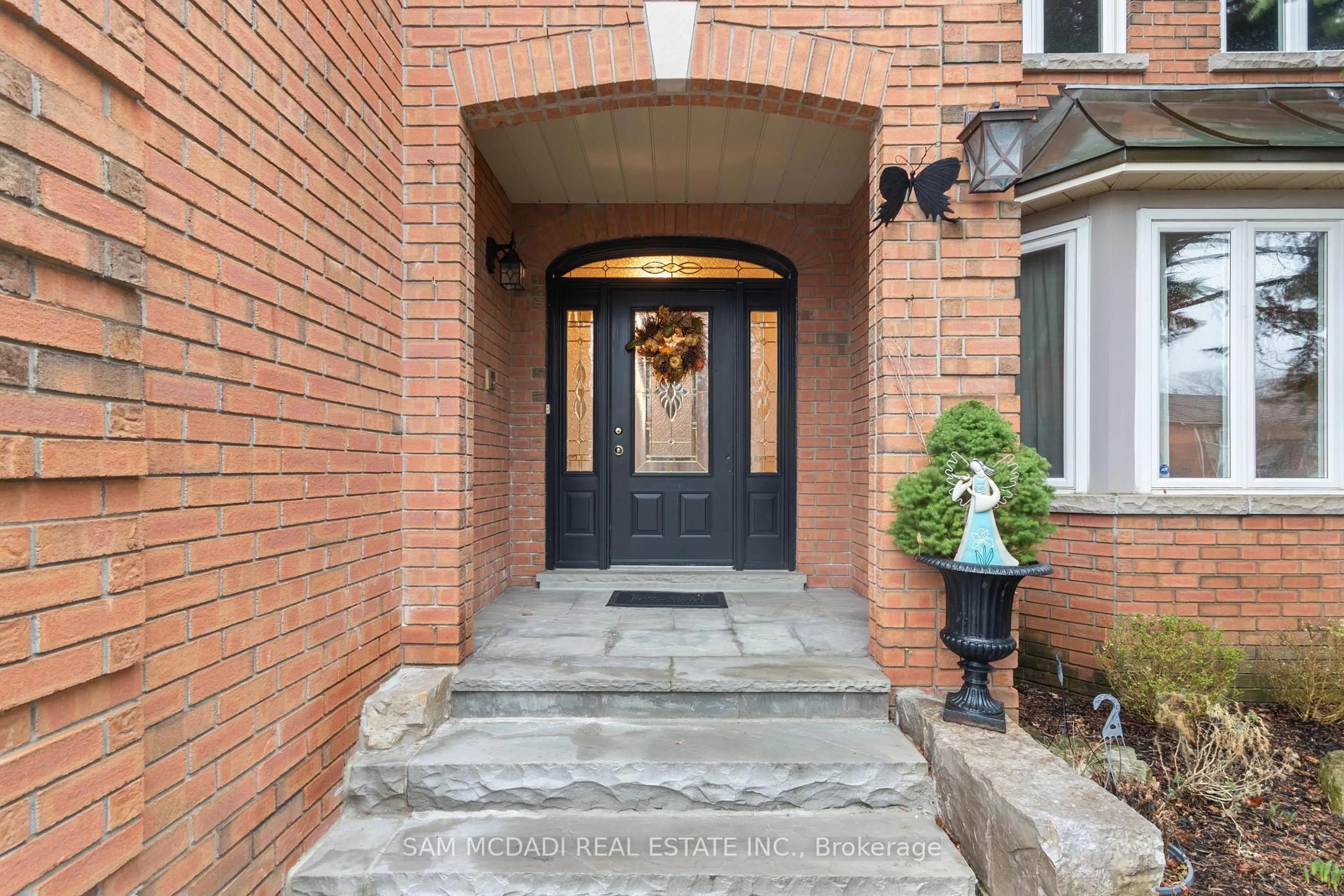 Indoor entryway for 4873 Forest Hill Dr, Mississauga Ontario L5M 5B1