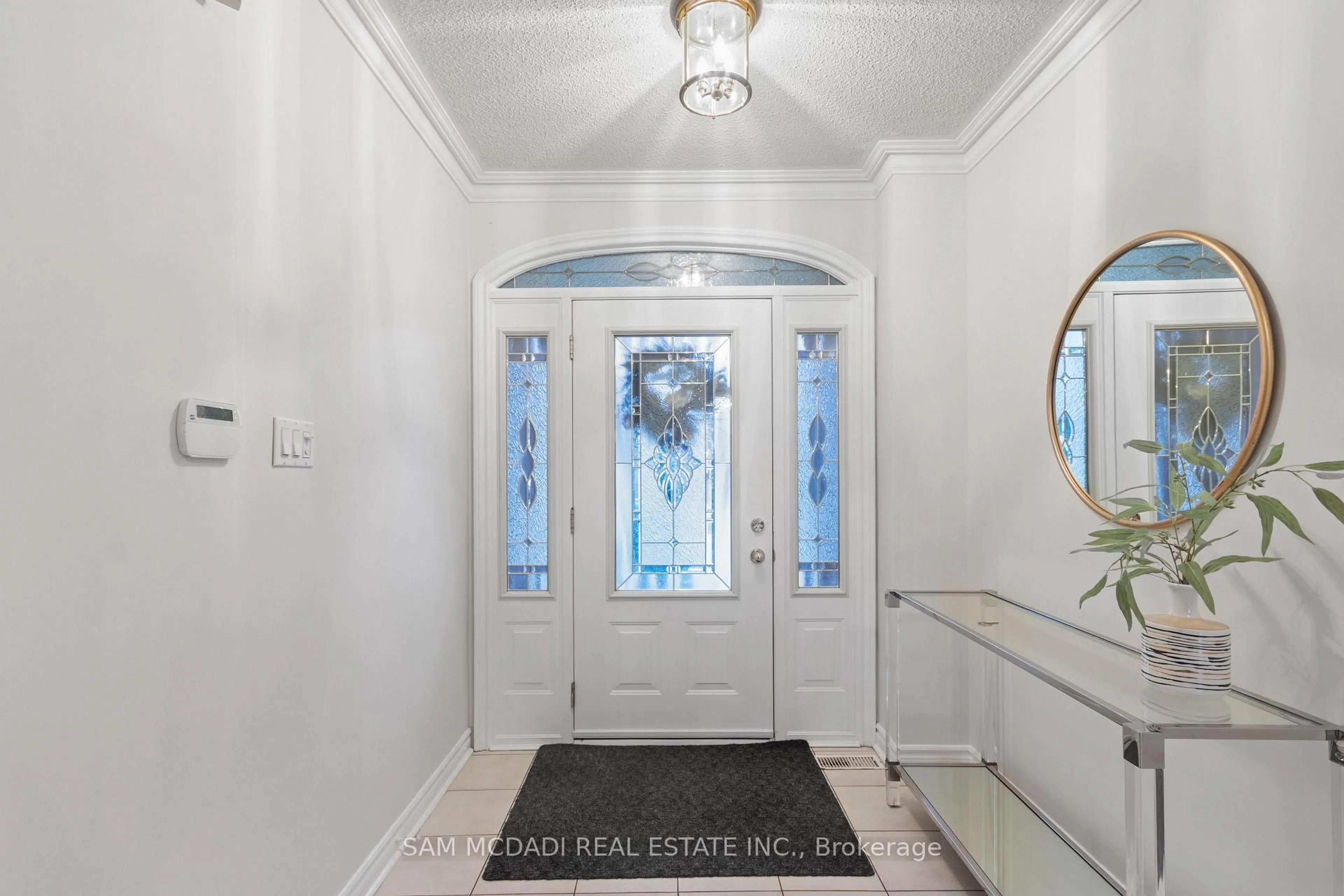 Indoor entryway for 4873 Forest Hill Dr, Mississauga Ontario L5M 5B1
