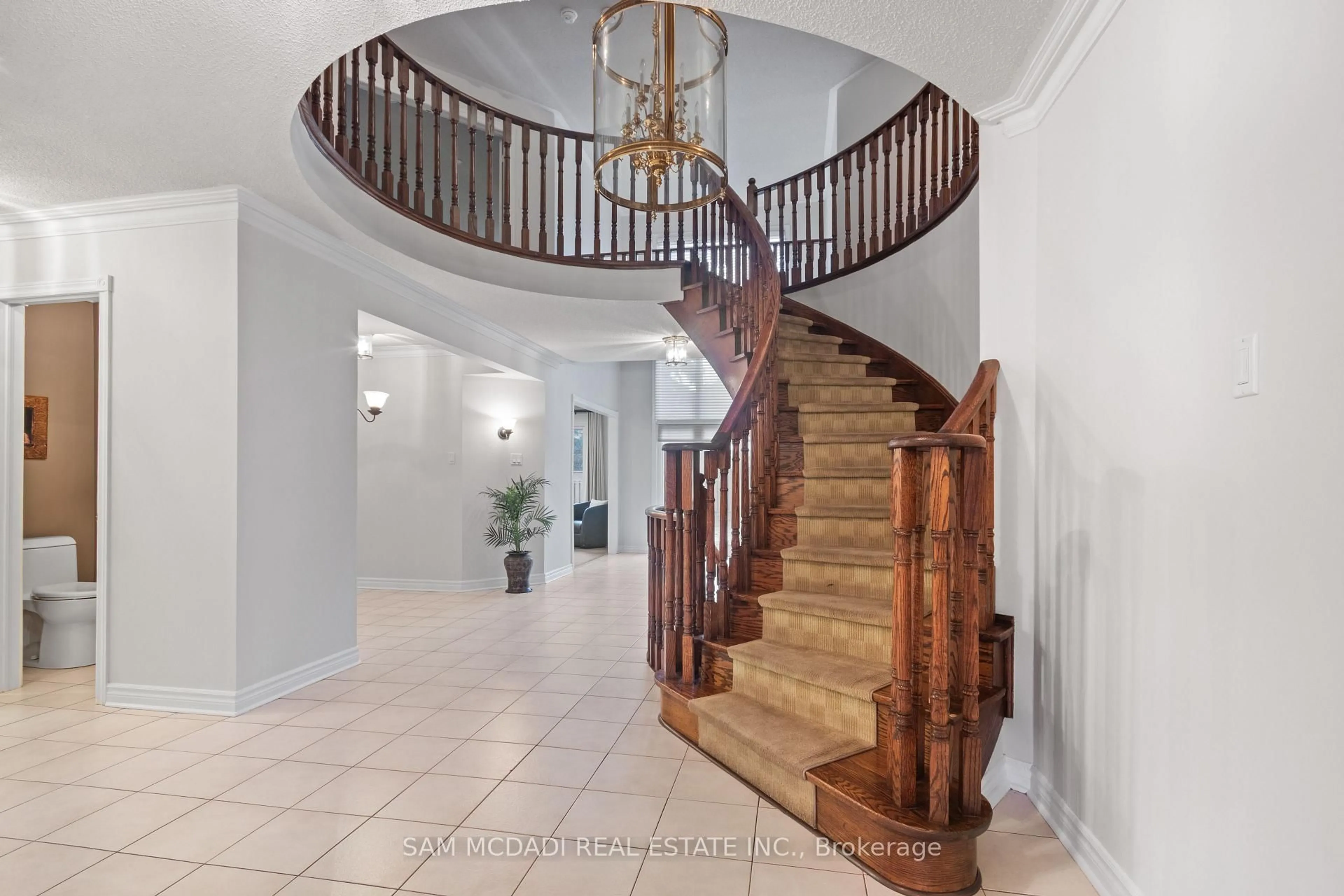 Indoor foyer for 4873 Forest Hill Dr, Mississauga Ontario L5M 5B1