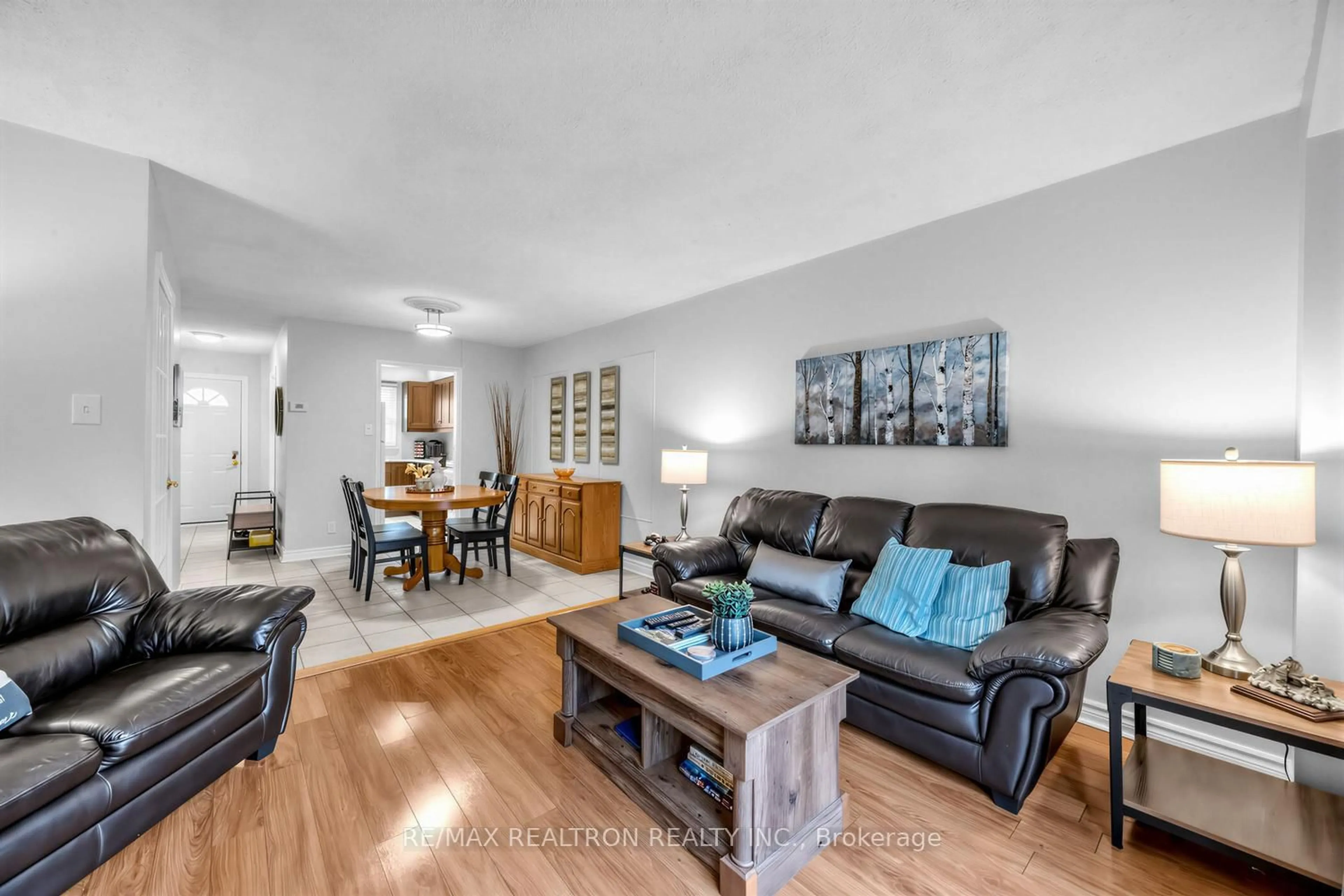 Living room with furniture, wood/laminate floor for 6699 Falconer Dr #1, Mississauga Ontario L5N 2E3
