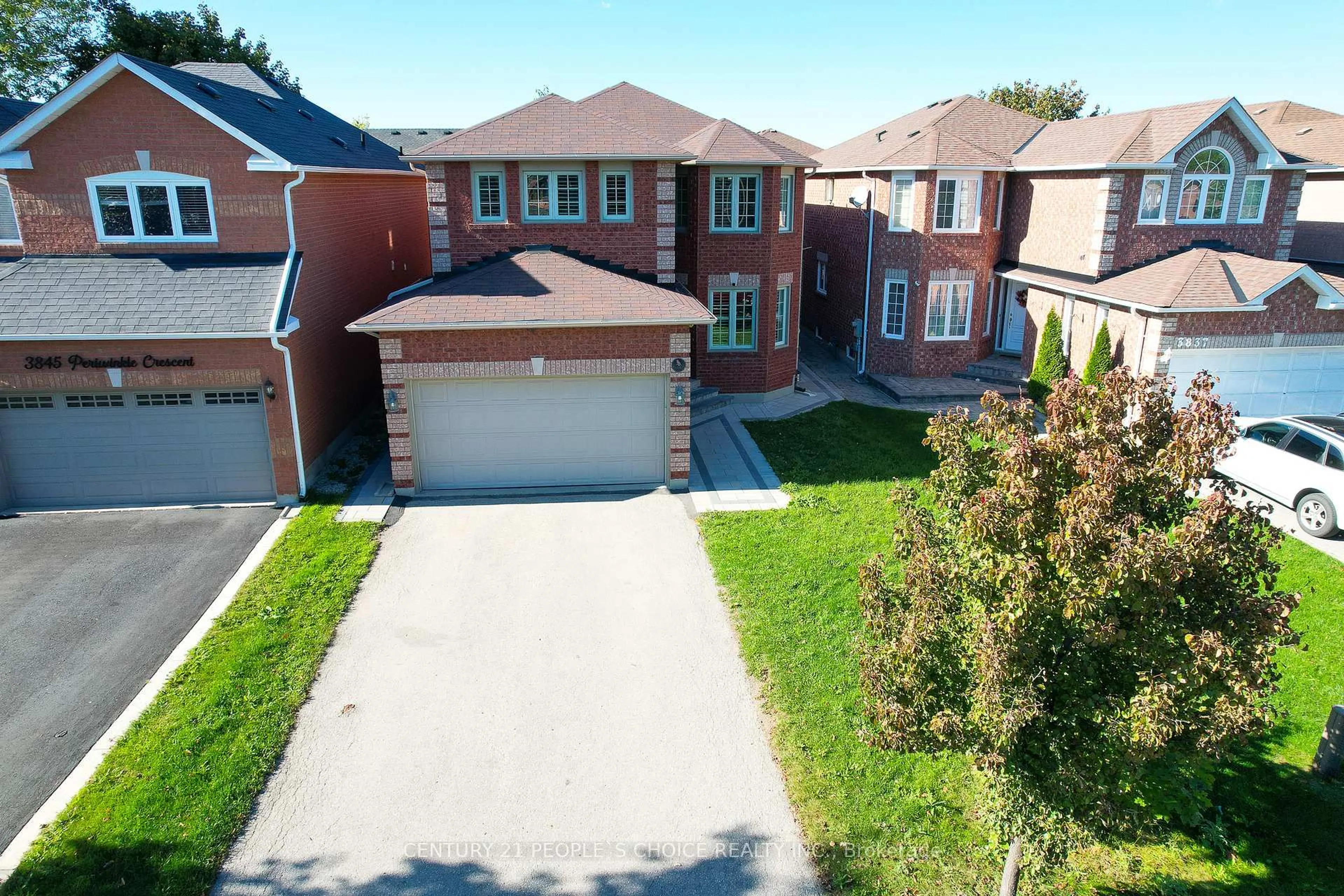 A pic from outside/outdoor area/front of a property/back of a property/a pic from drone, street for 3841 Periwinkle Cres, Mississauga Ontario L5N 6W8