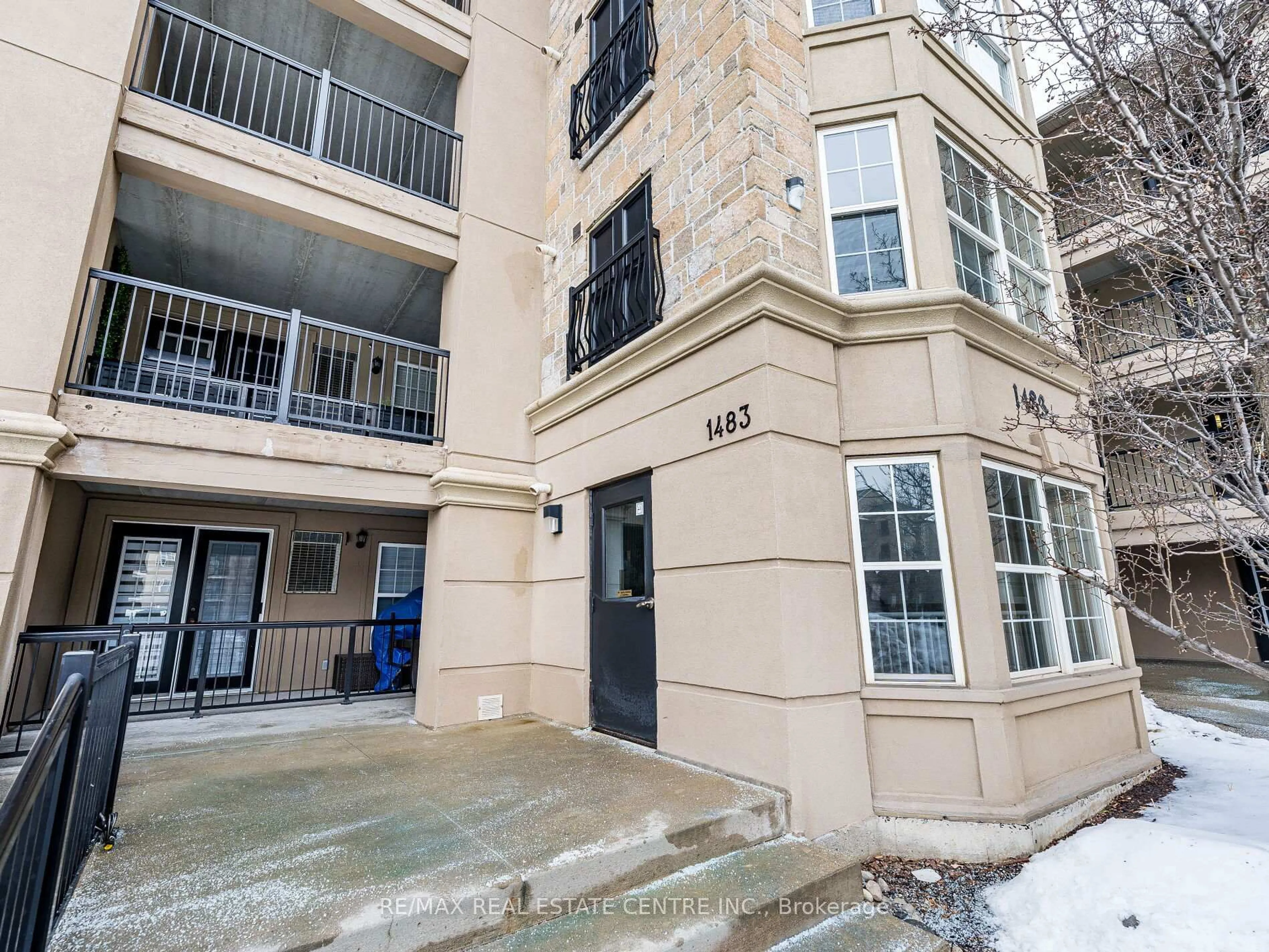 Indoor foyer for 1483 Maple Ave #408, Milton Ontario L9T 0B6