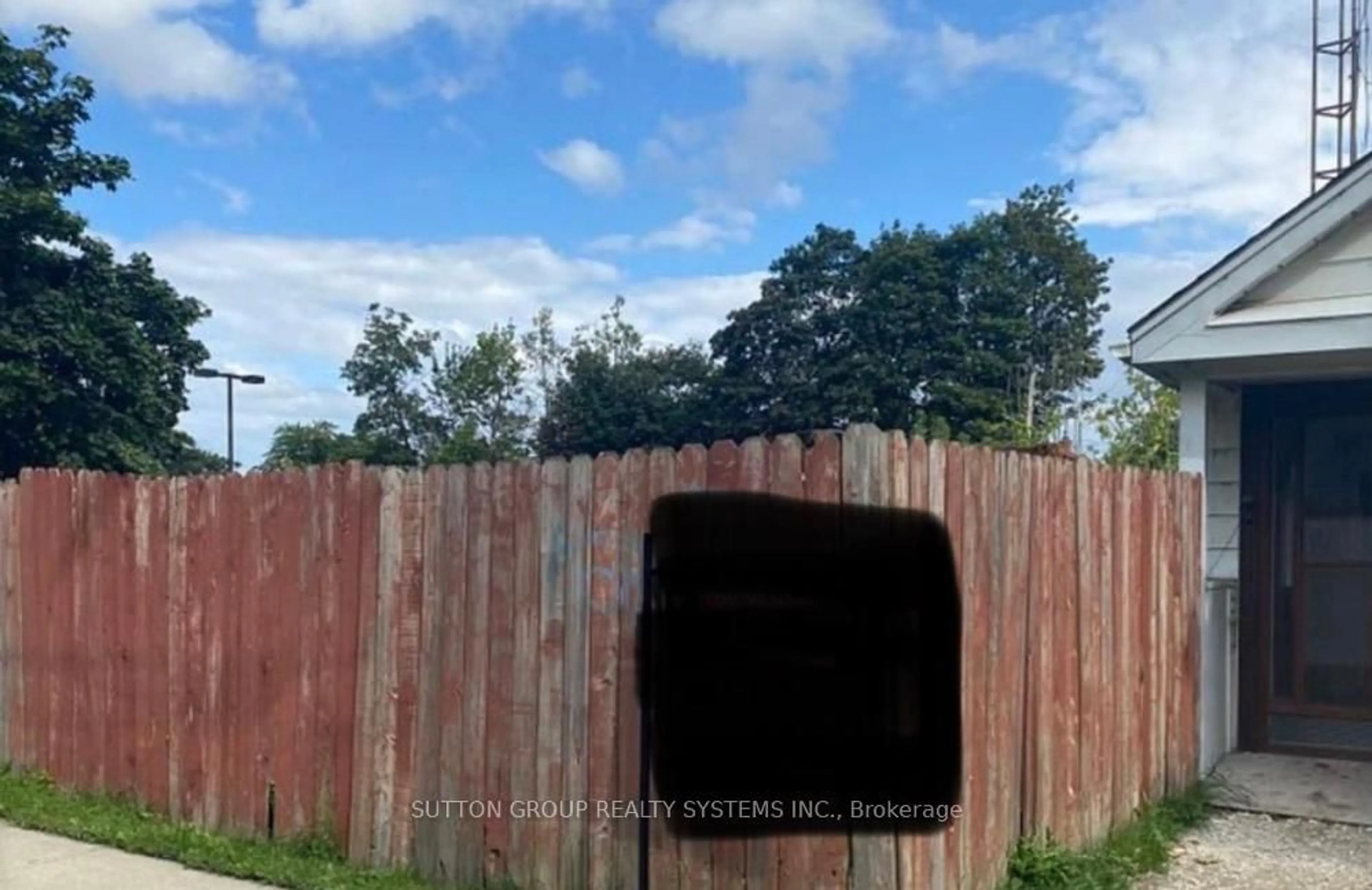 A pic from outside/outdoor area/front of a property/back of a property/a pic from drone, forest/trees view for 392 Pearl St, Milton Ontario L9T 1M8