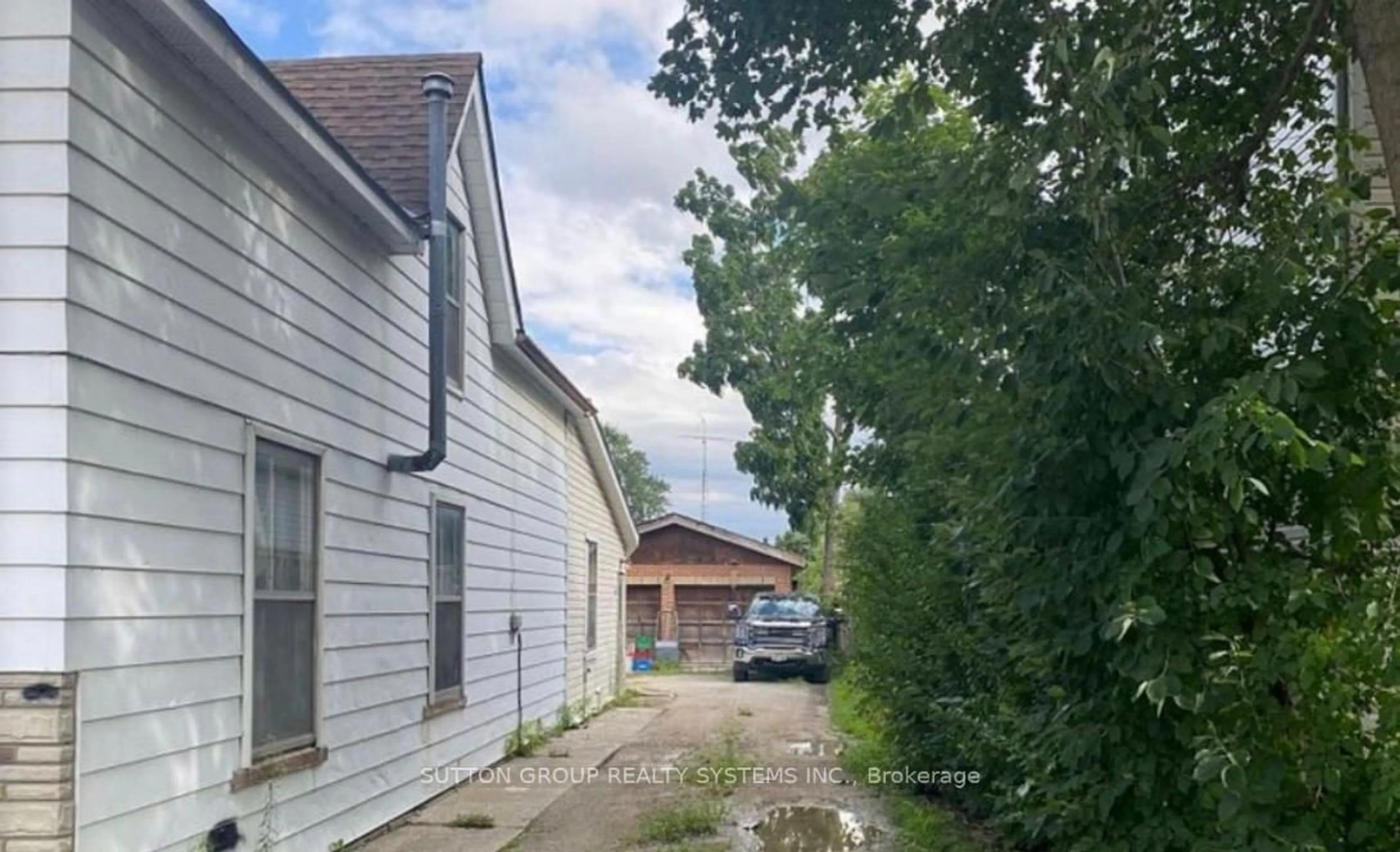 A pic from outside/outdoor area/front of a property/back of a property/a pic from drone, street for 392 Pearl St, Milton Ontario L9T 1M8