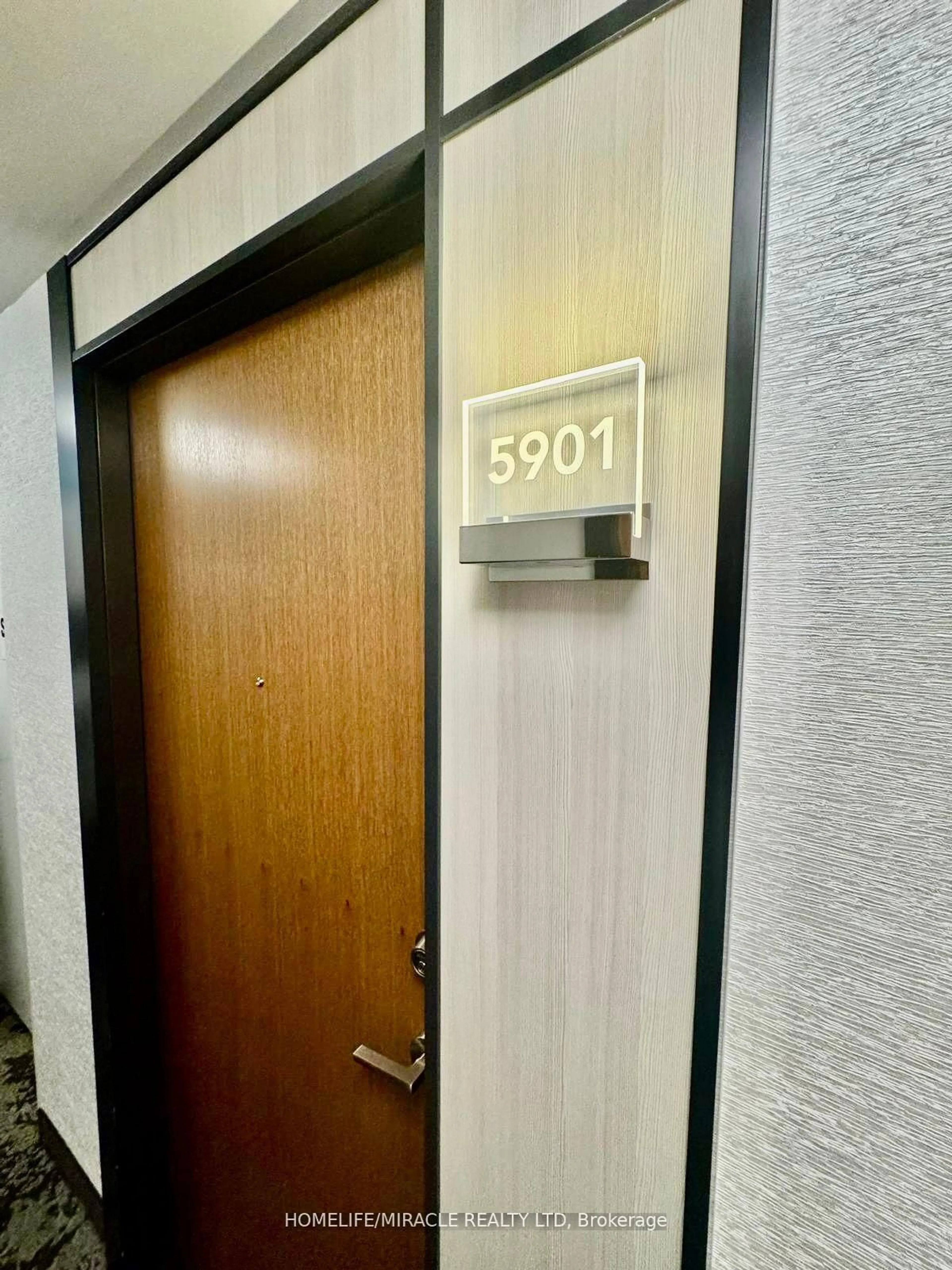 Indoor foyer for 30 Shore Breeze Dr Dr #5901, Toronto Ontario M8V 1A1