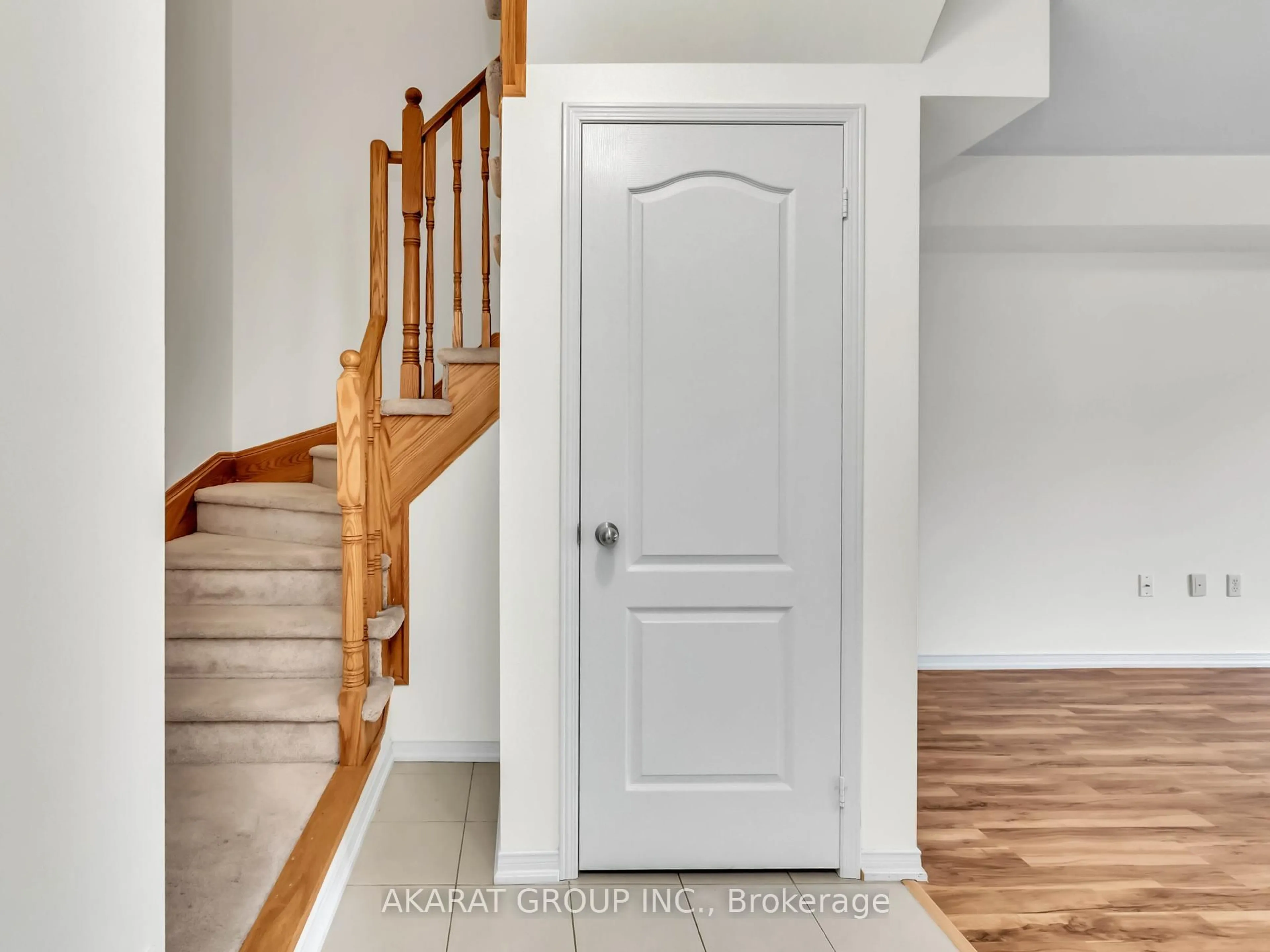Indoor entryway for 2500 Post Rd #16, Oakville Ontario L6H 0K1