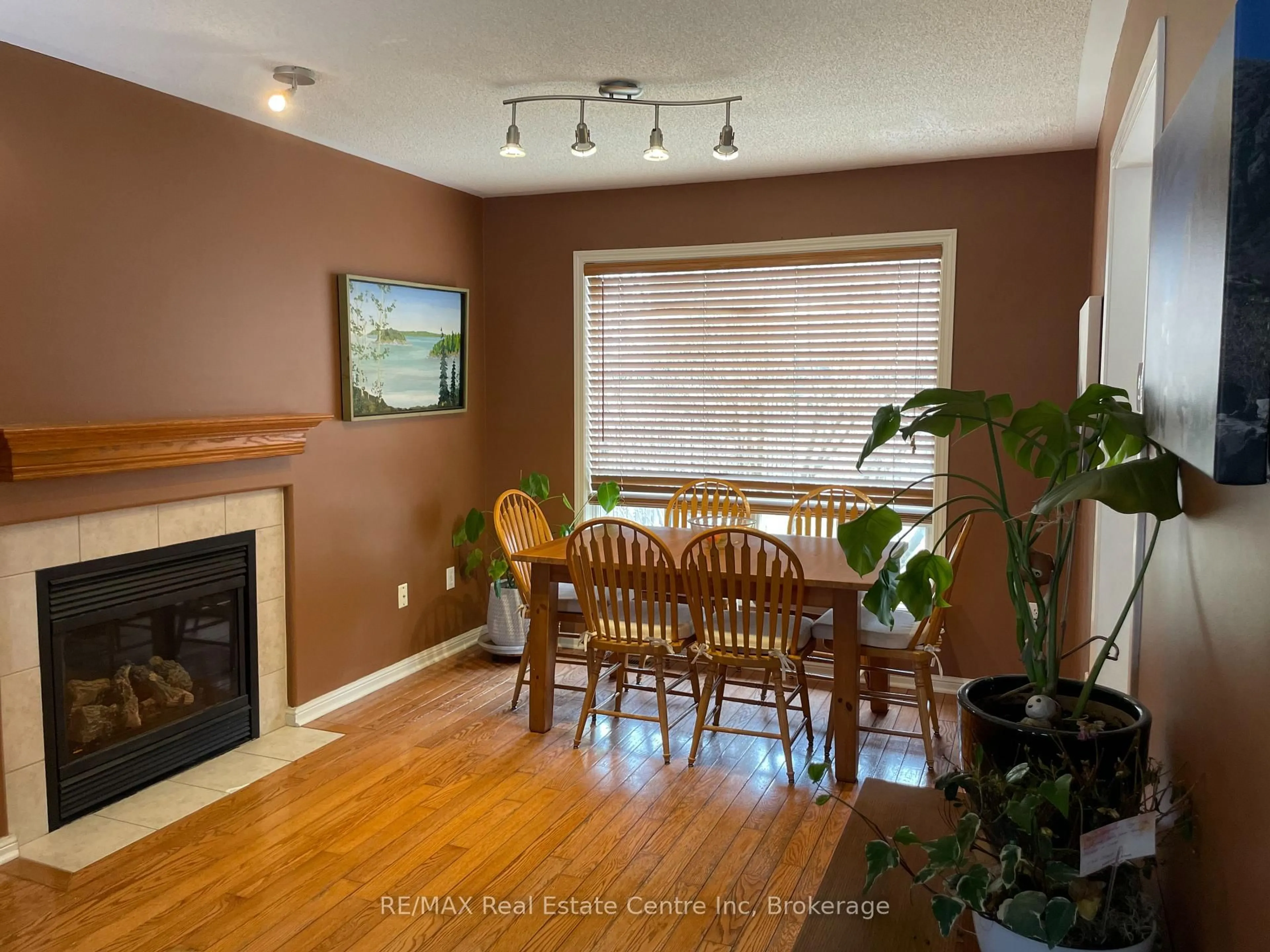 Dining room, wood/laminate floor for 1518 Croft Ave, Milton Ontario L9T 5K6