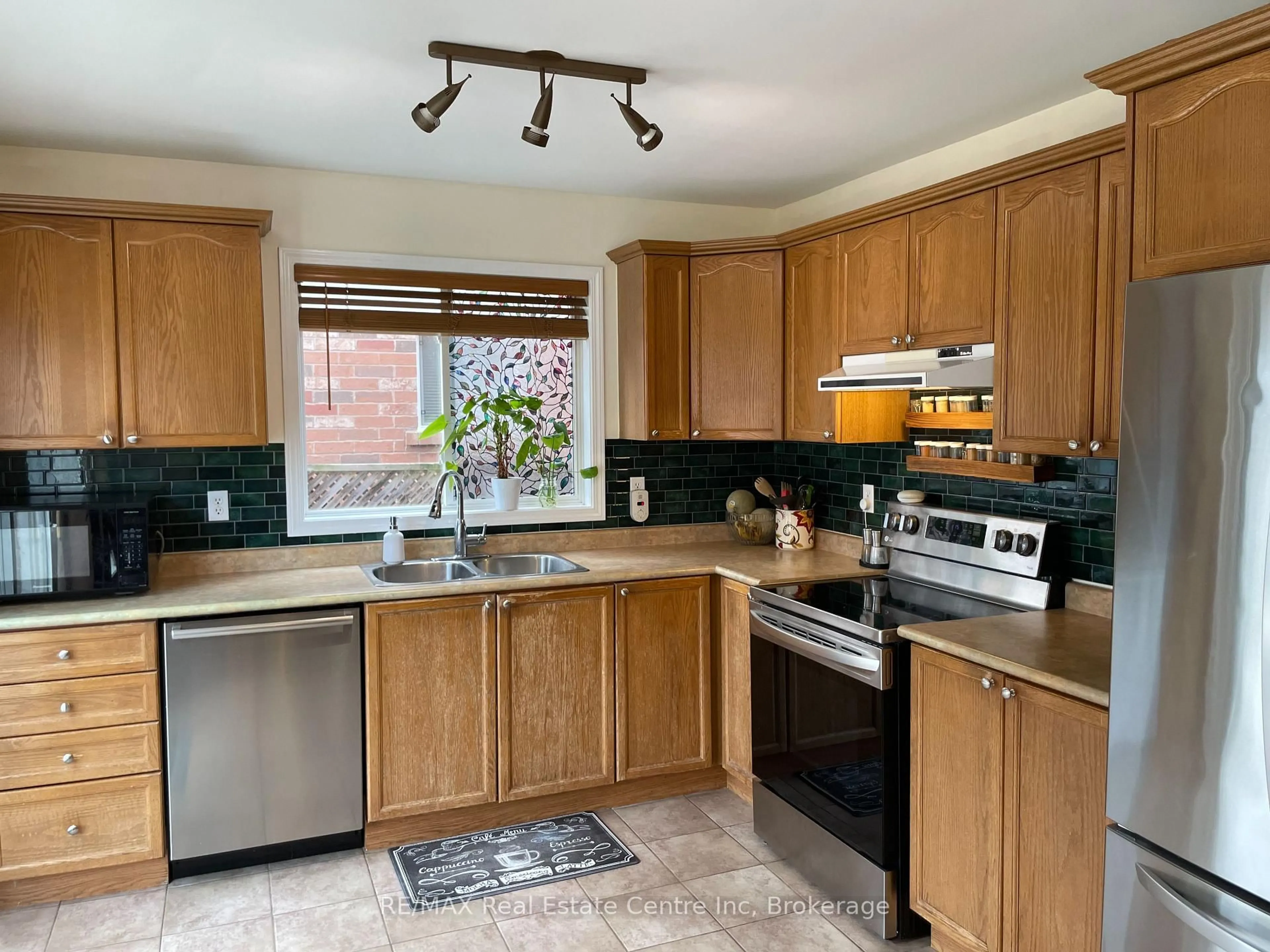 Standard kitchen, ceramic/tile floor for 1518 Croft Ave, Milton Ontario L9T 5K6