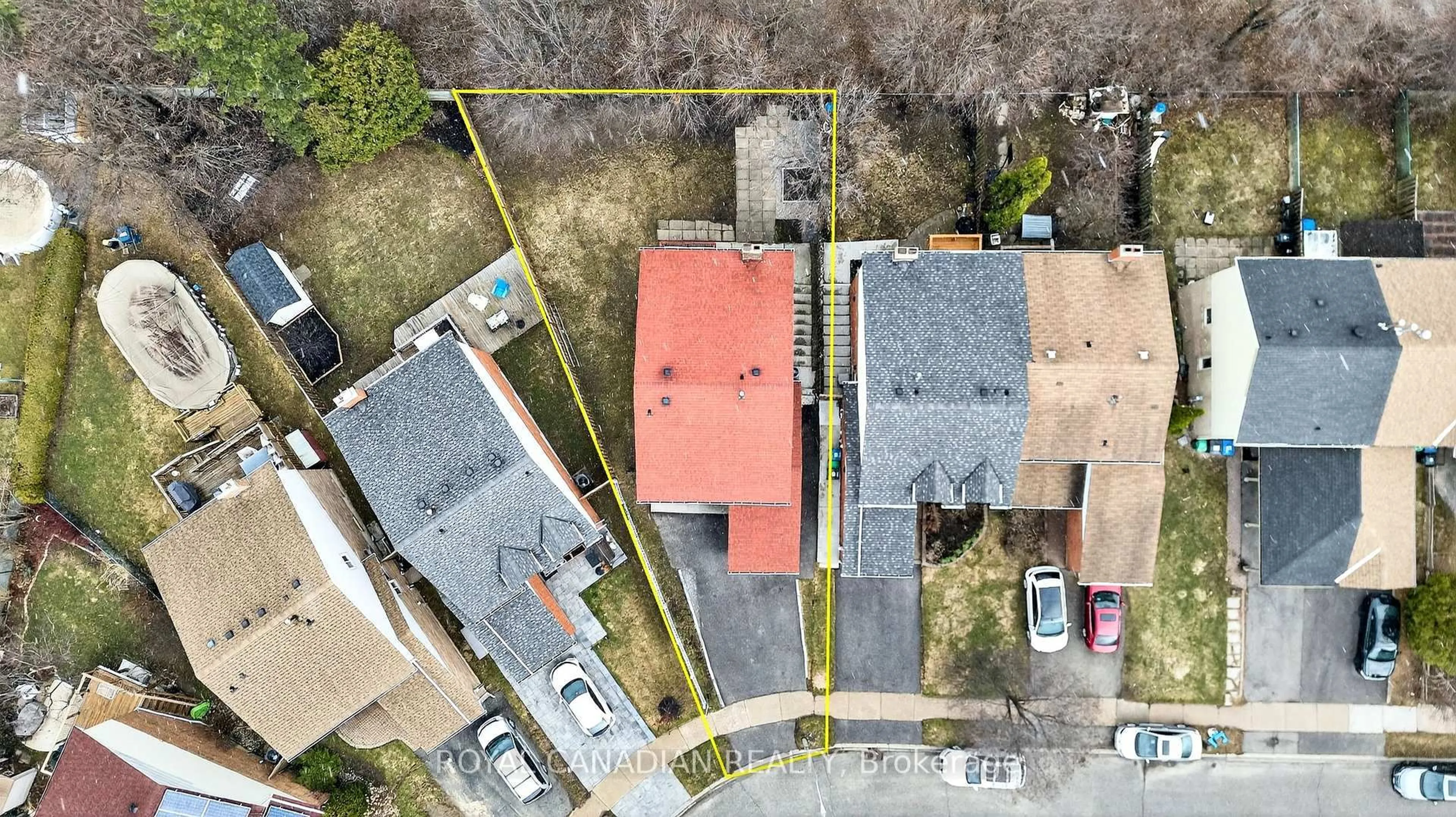 A pic from outside/outdoor area/front of a property/back of a property/a pic from drone, street for 44 Rushmore Cres, Brampton Ontario L6Z 1R2