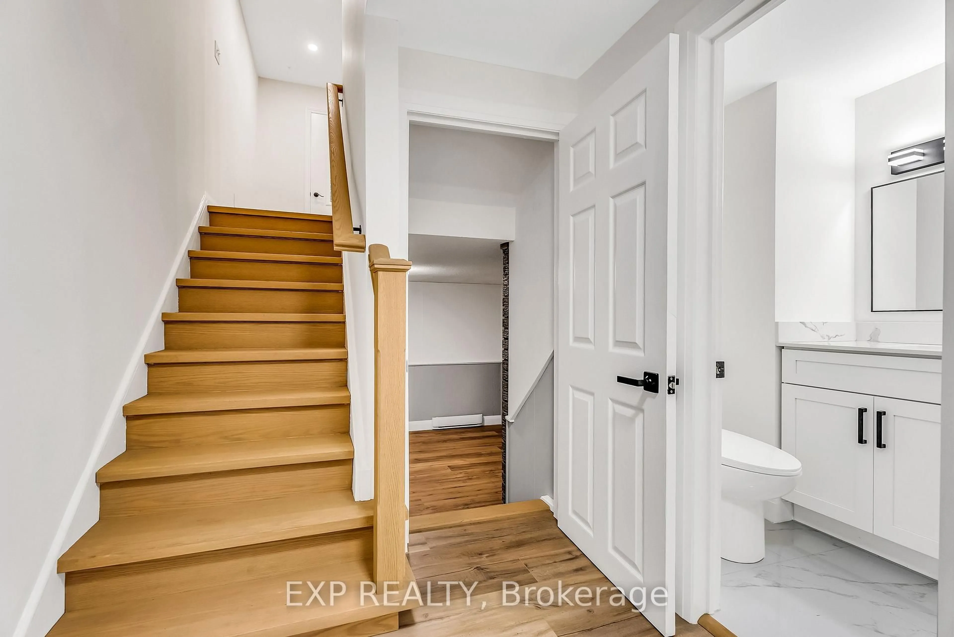 Indoor entryway for 27 Tulip St #10, Oakville Ontario L6L 3V3