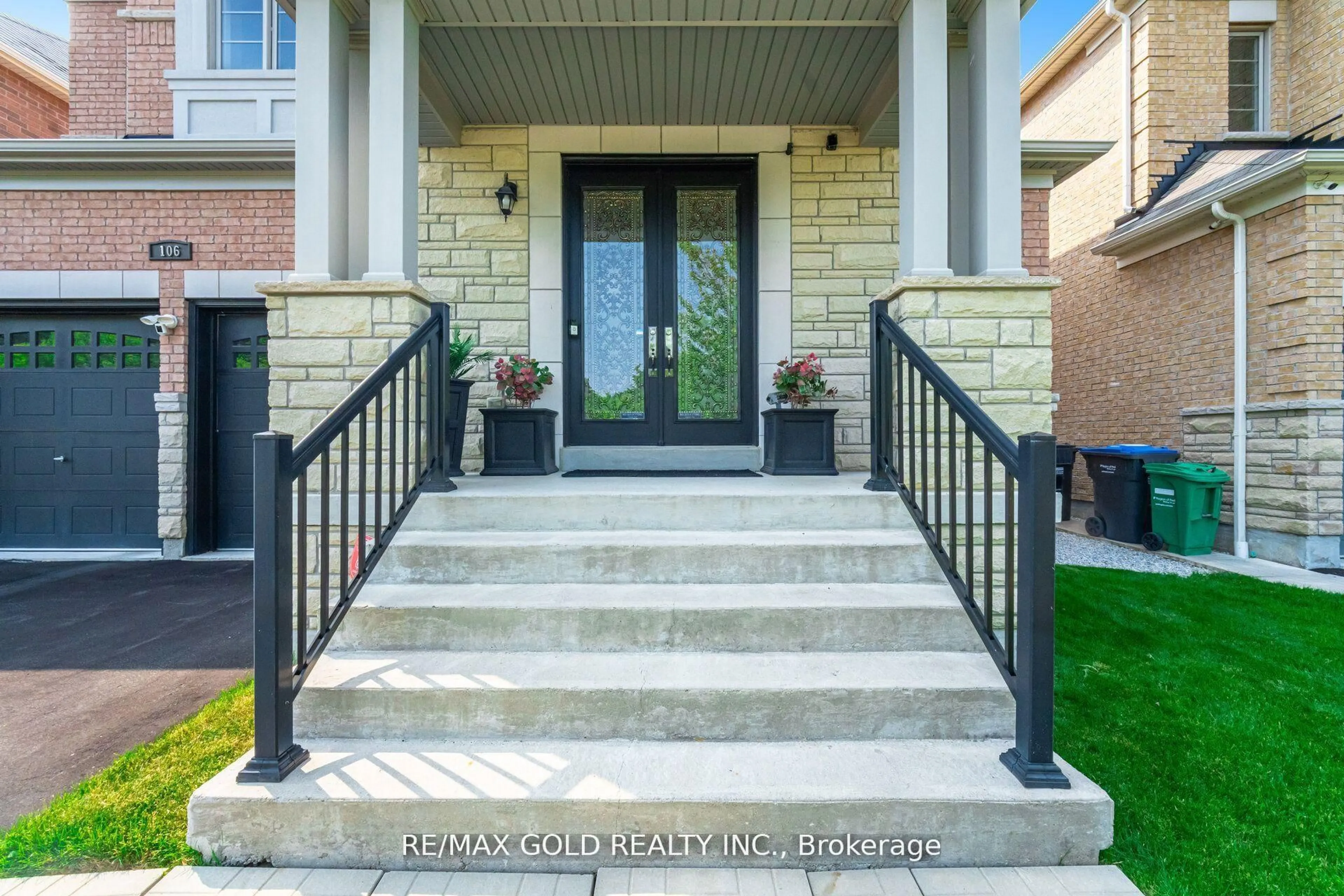 Indoor entryway for 106 Rising Hill Rdge, Brampton Ontario L6Y 6B2