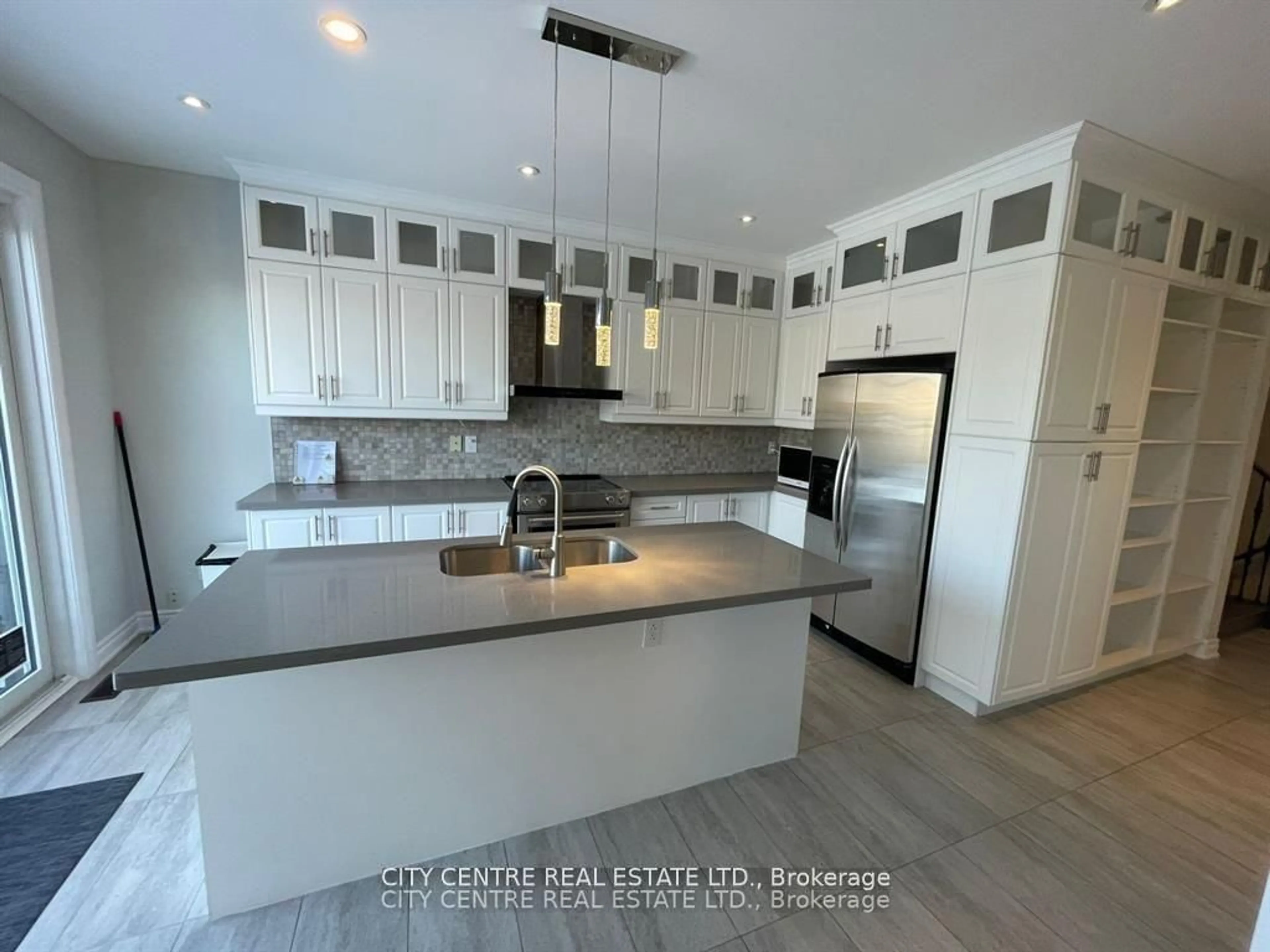 Open concept kitchen, ceramic/tile floor for 4777 Glasshill Grve, Mississauga Ontario L5M 7R6