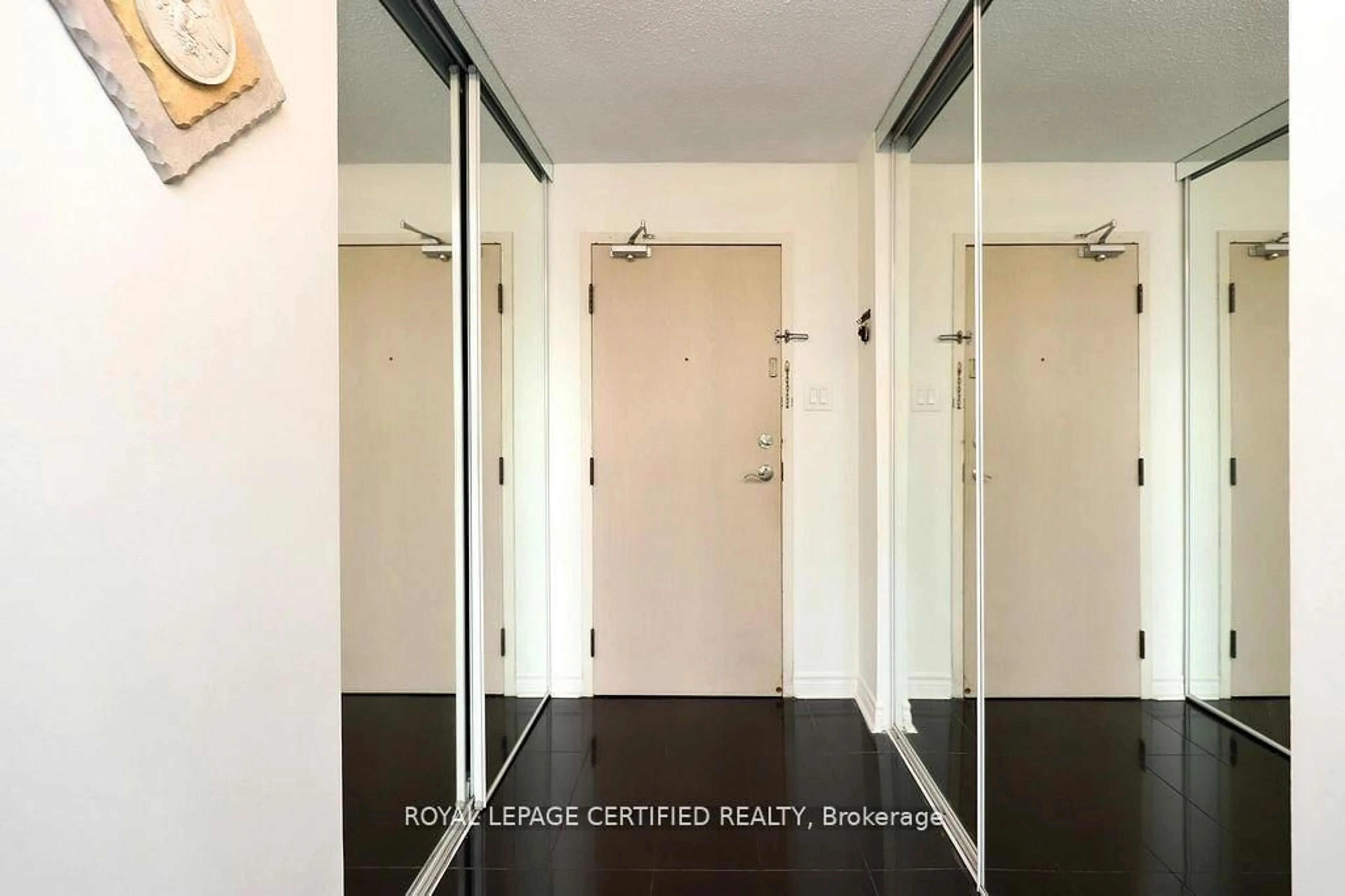 Indoor entryway for 700 Constellation Dr #1409, Mississauga Ontario L5R 3G8