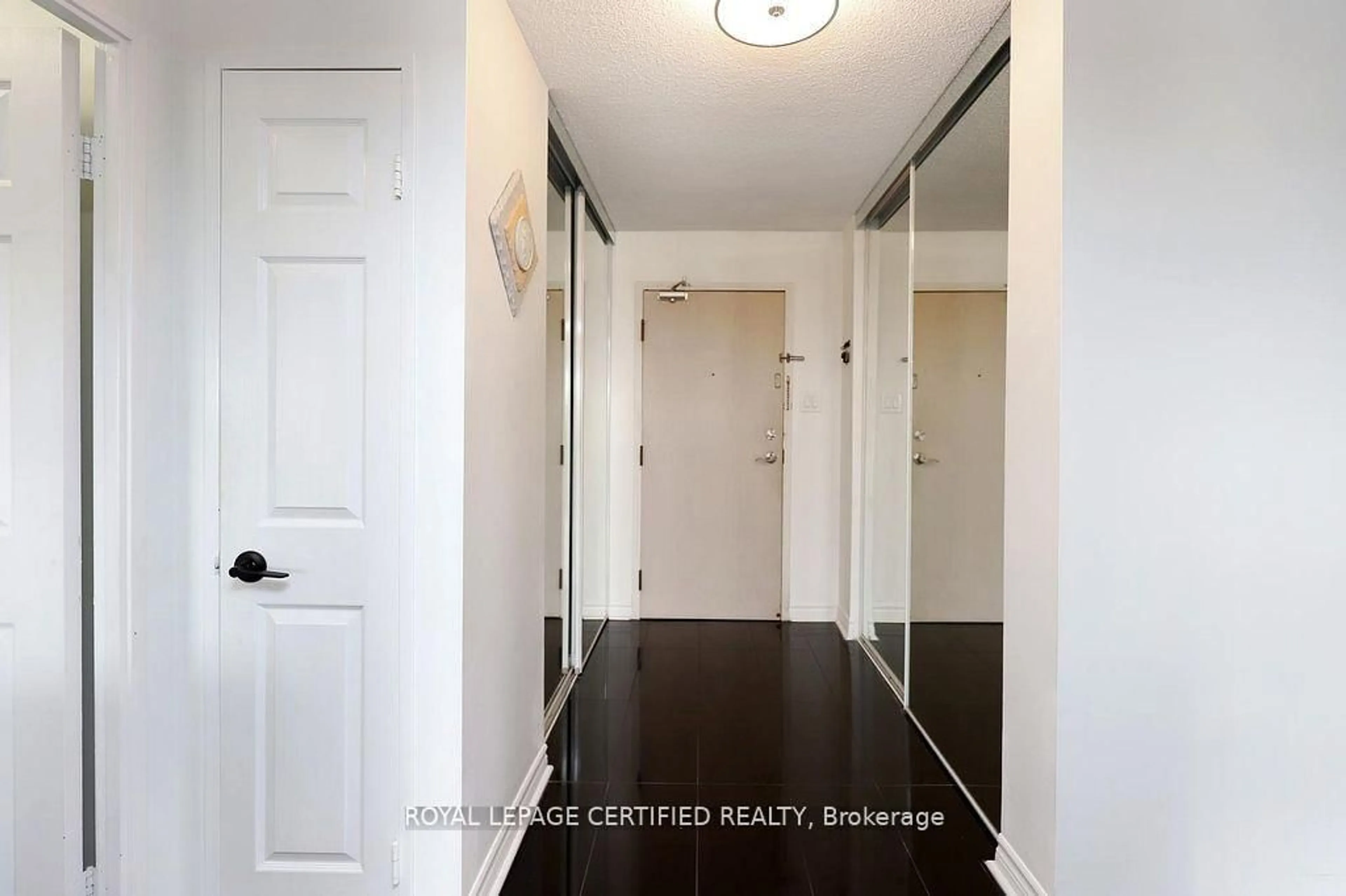 Indoor entryway for 700 Constellation Dr #1409, Mississauga Ontario L5R 3G8