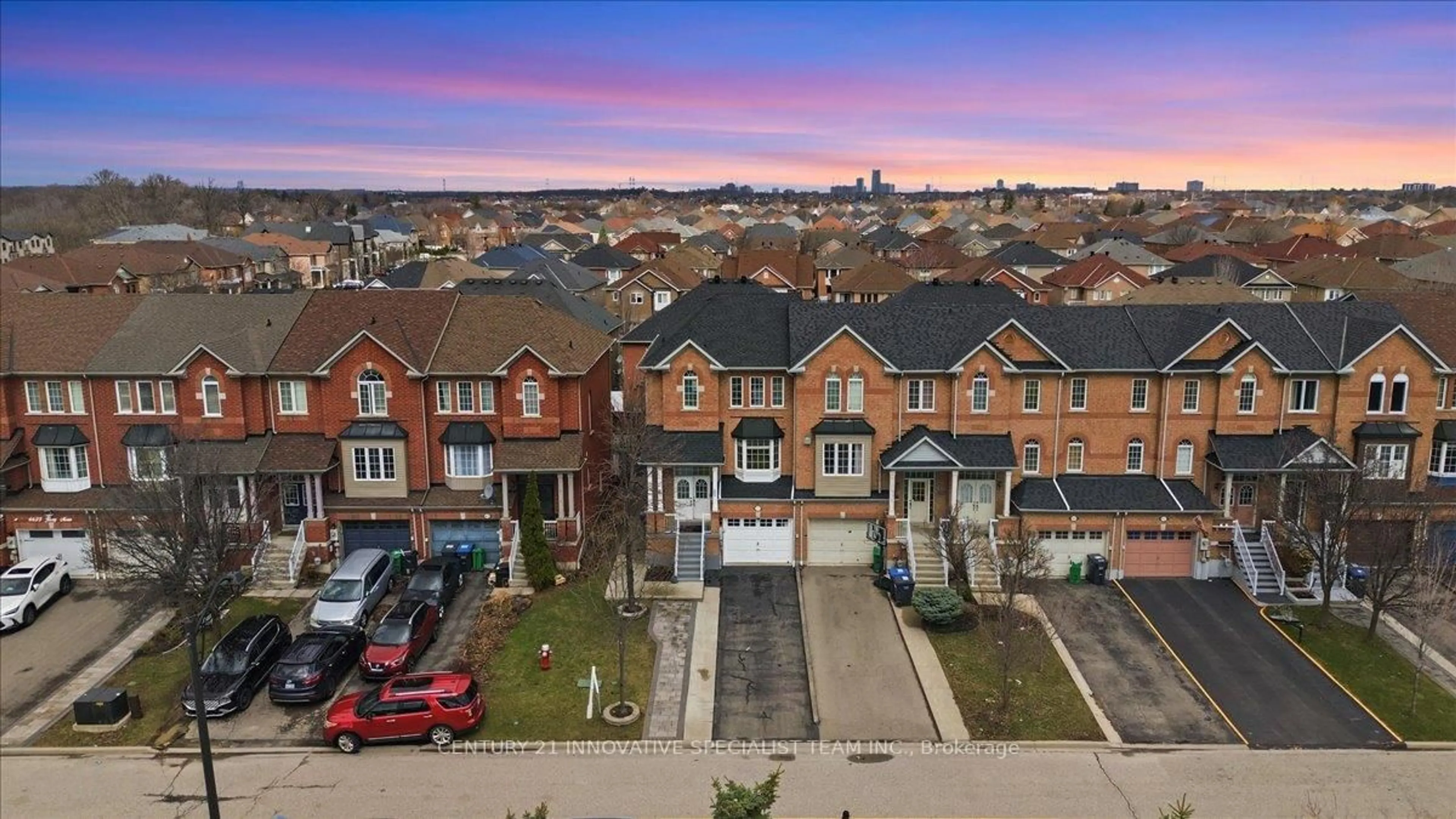 A pic from outside/outdoor area/front of a property/back of a property/a pic from drone, street for 6613 Jazzy Mews, Mississauga Ontario L5W 1S2