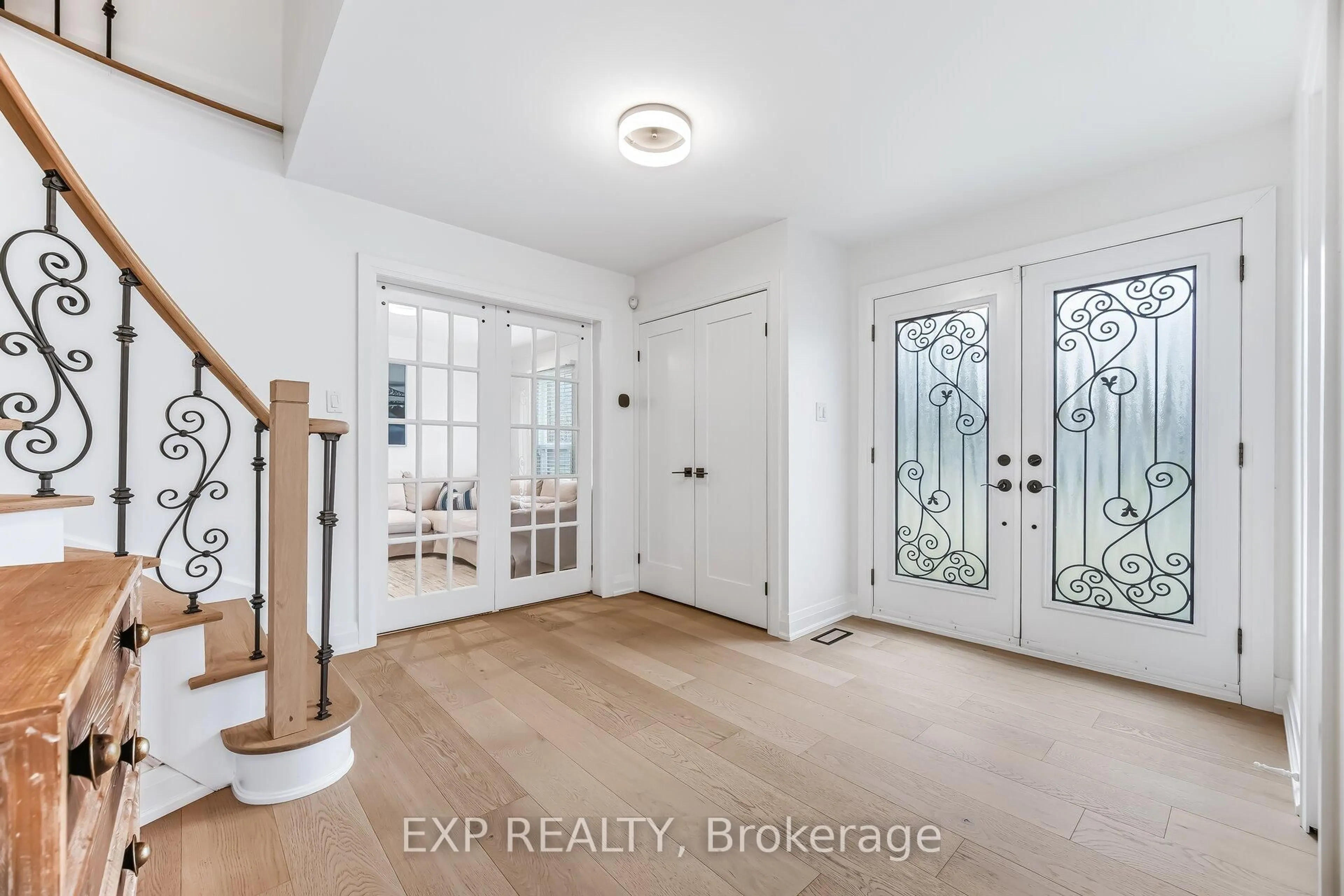 Indoor entryway for 1220 Thoresby Dr, Oakville Ontario L6J 7K3