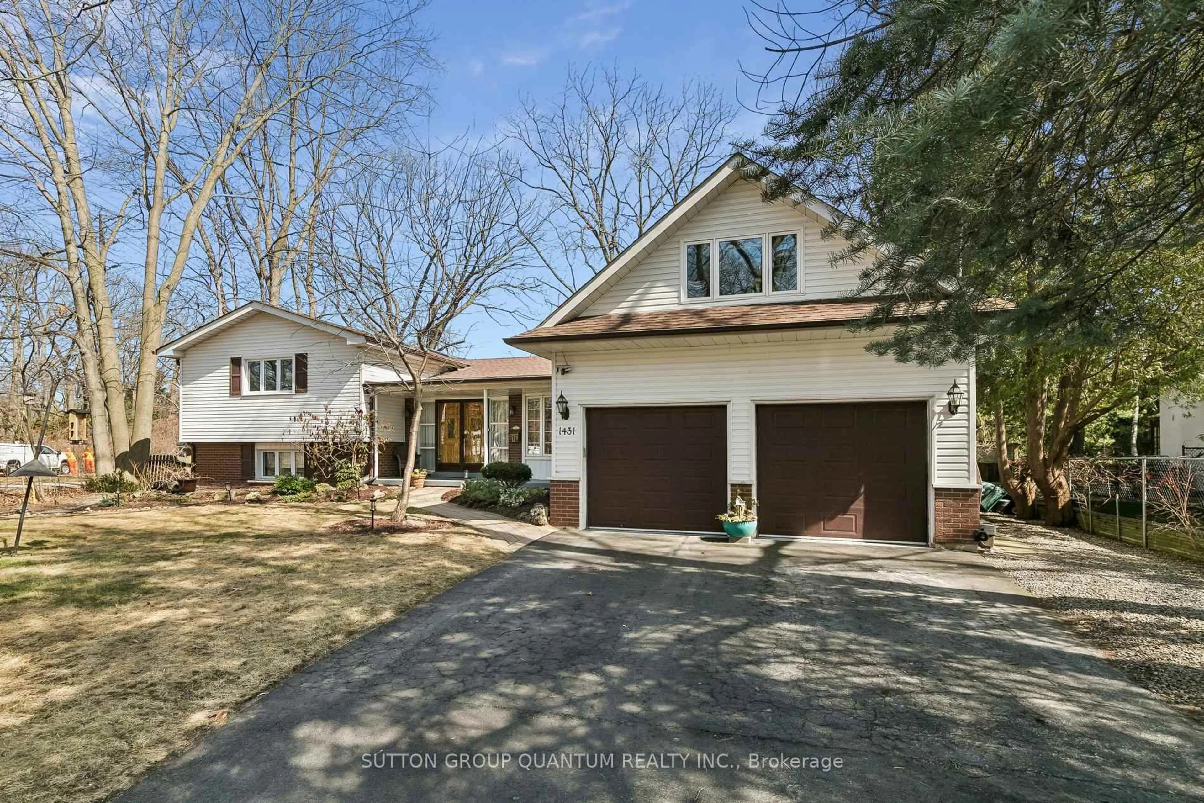 Home with brick exterior material, street for 1431 QUEEN VICTORIA Ave, Mississauga Ontario L5H 3H2