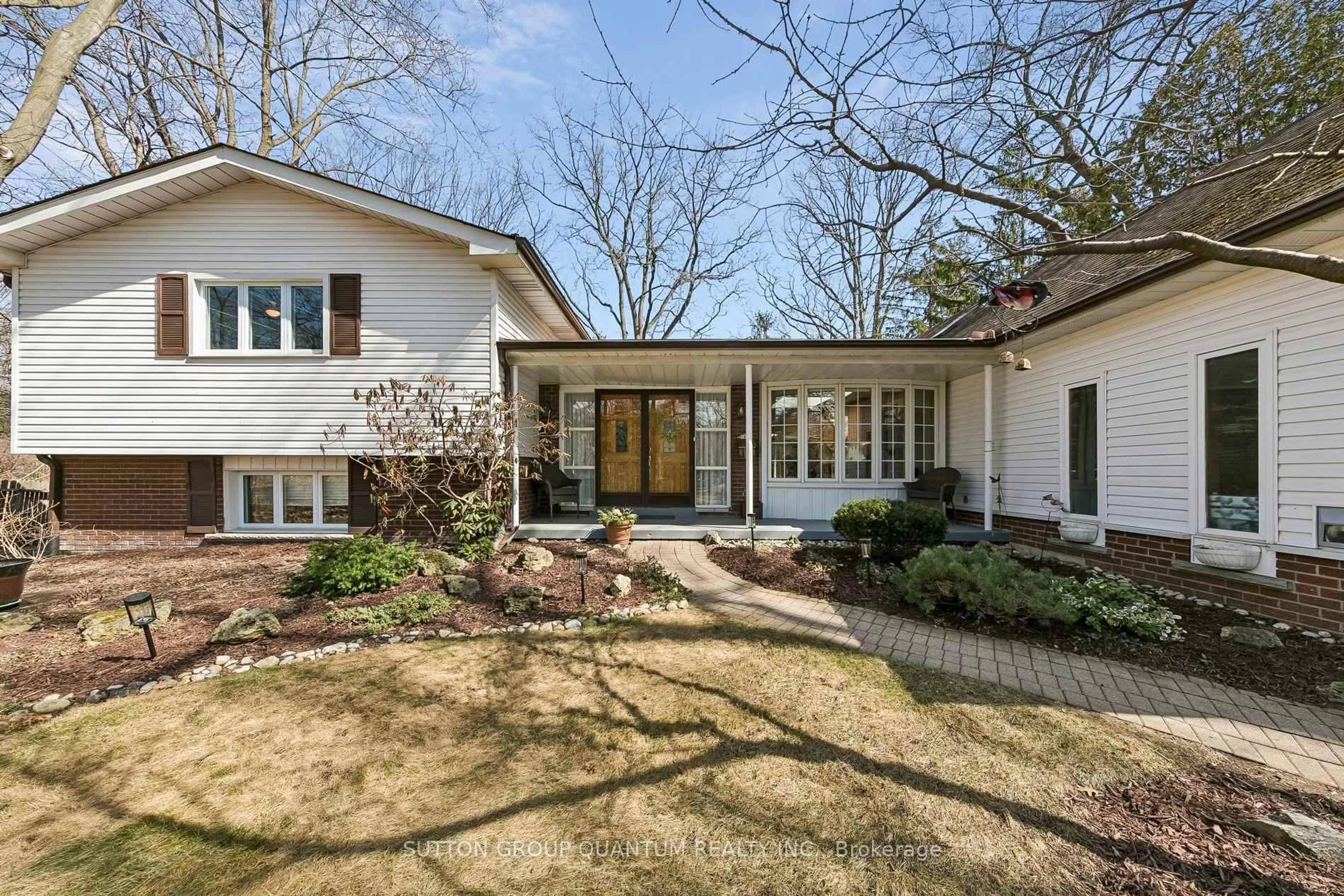 Home with brick exterior material, street for 1431 QUEEN VICTORIA Ave, Mississauga Ontario L5H 3H2