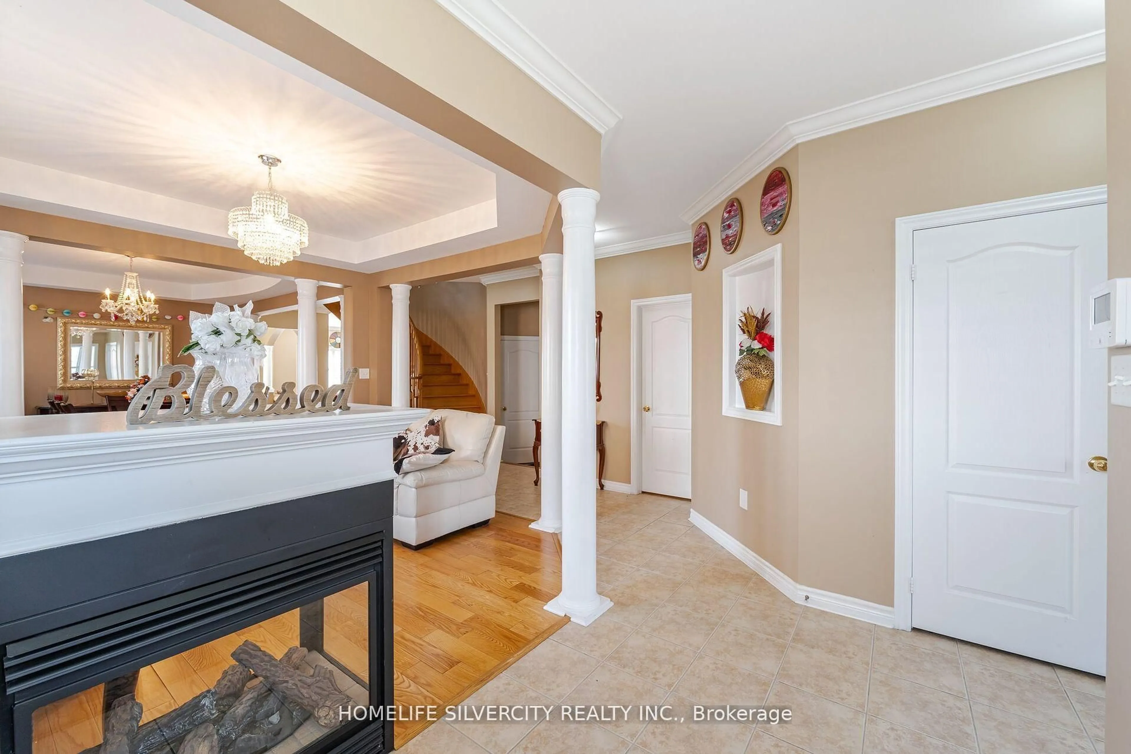 Indoor entryway for 14 Oakhaven Rd, Brampton Ontario L6P 2Y3