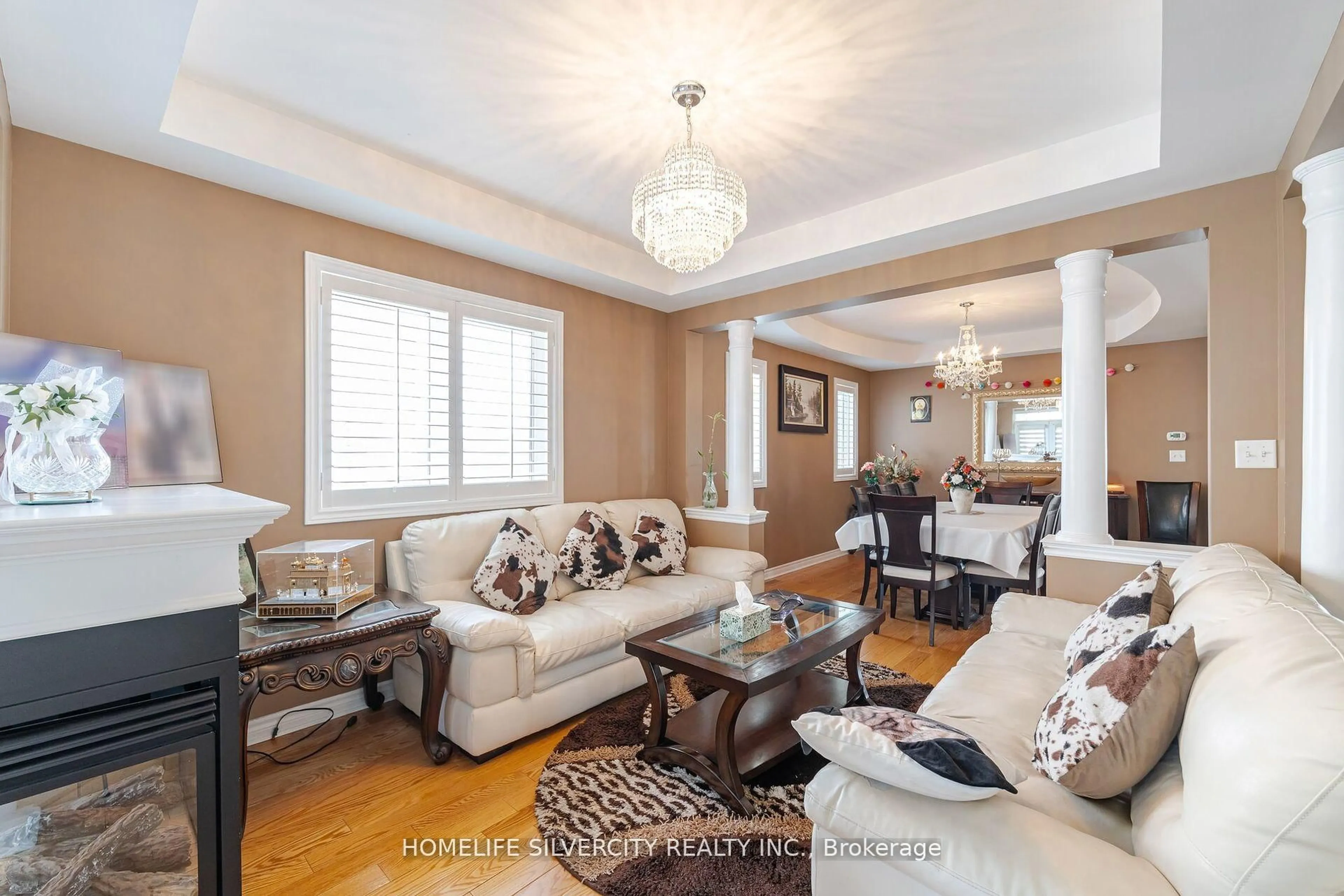 Living room with furniture, unknown for 14 Oakhaven Rd, Brampton Ontario L6P 2Y3