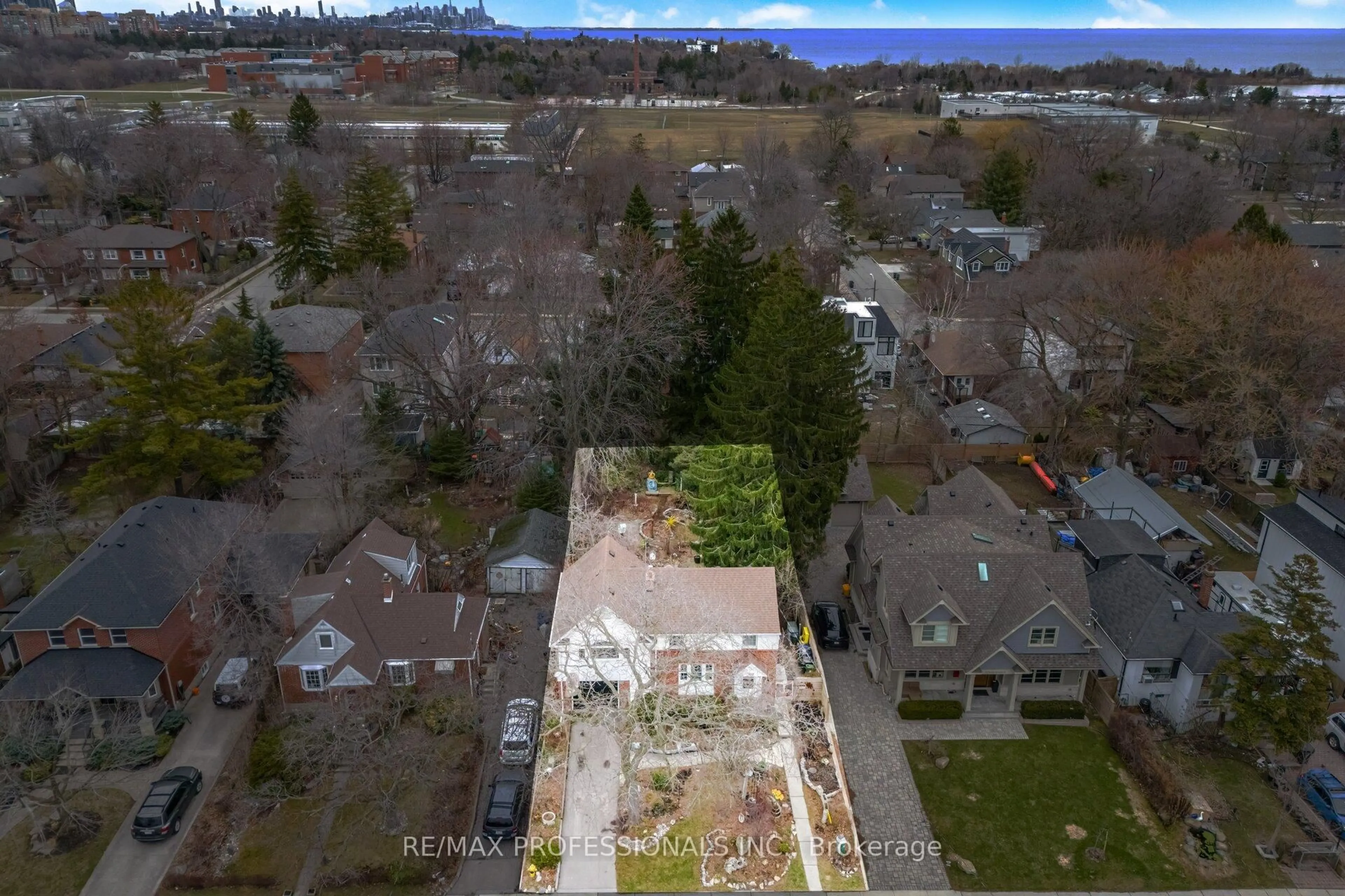 A pic from outside/outdoor area/front of a property/back of a property/a pic from drone, unknown for 15 Twenty-Seventh St, Toronto Ontario M8W 2X2
