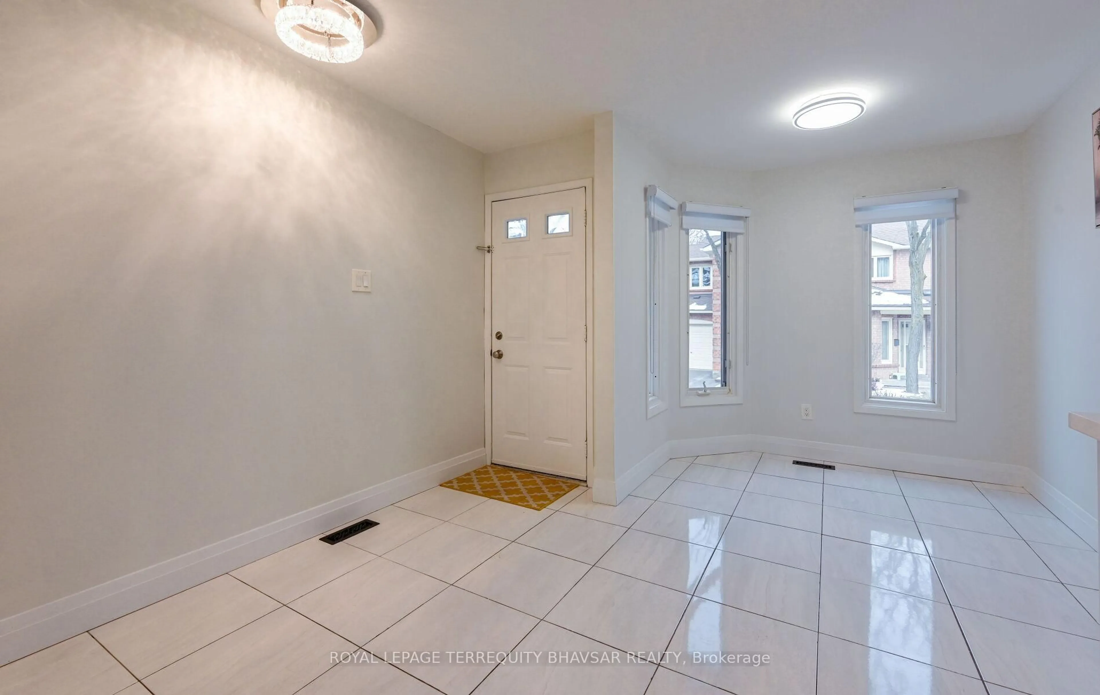 Indoor entryway for 5020 Delaware Dr #12, Mississauga Ontario L4Z 3C4